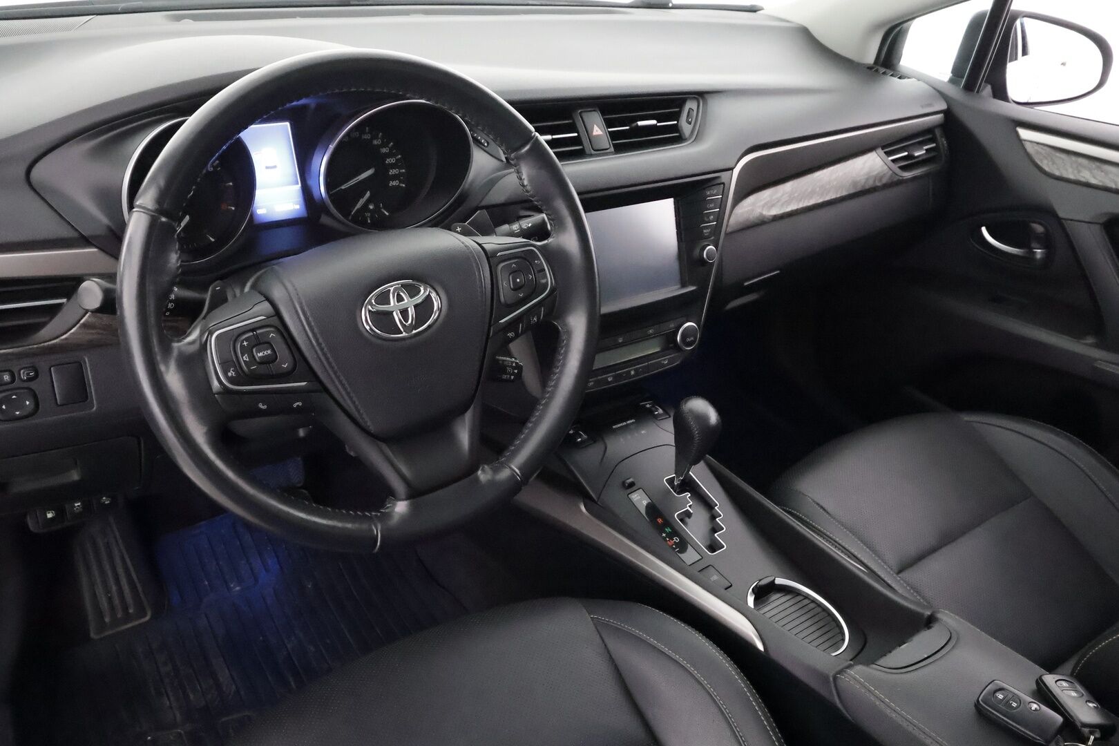 Toyota Avensis 2016 1,8 Valvematic Premium Touring Sports Multidrive S - | 1 Omistajalta | Merkkihuollettu | Nahat | Muistipenkki | Lasikatto | LED | Navi | Vakkari | Lohko | P.Kamera | Suomi-auto | Kahdet Renkaat |