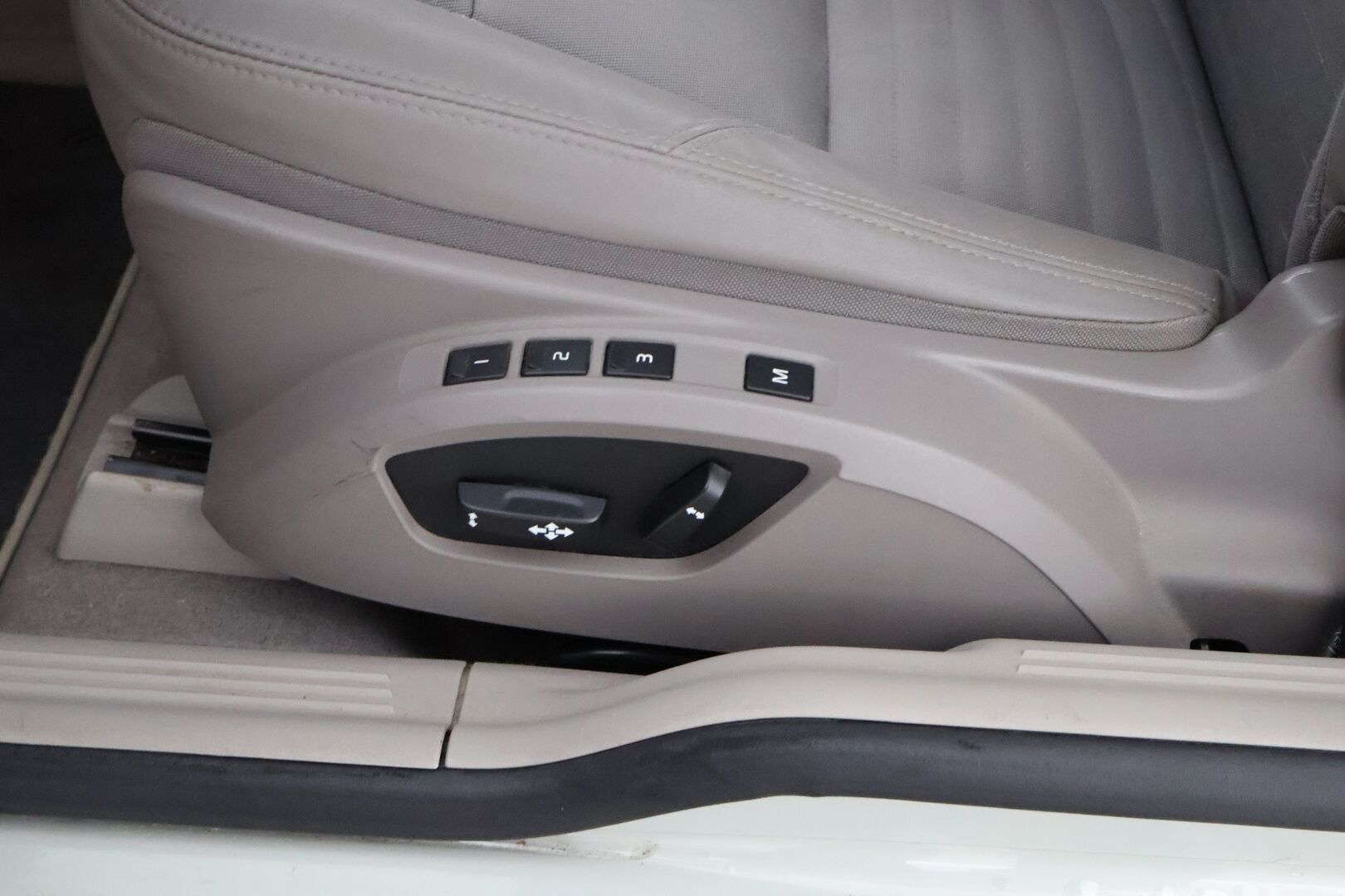 Volvo C30 2007 Coupe T5 Summum - DynAudio / Kattoluukku / Muistipenkit / Xenon / BLIS / Vakkari / Harvoin tarjolla!