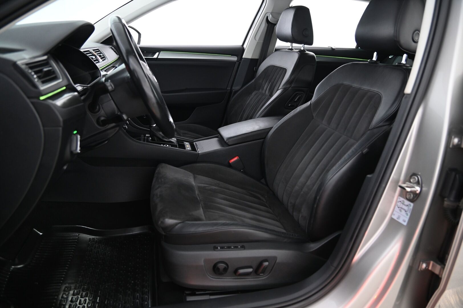 Skoda Superb 2016 Combi 2,0 TDI 150 Style DSG Autom * Webasto / Adaptiivinen vakionopeudensäädin / Canton / S-luukku / Nahka - Alcantara - Suomi-Auto / 2x Avain / 2x Renkaat & Vanteet / kaukovaloautomatiikka