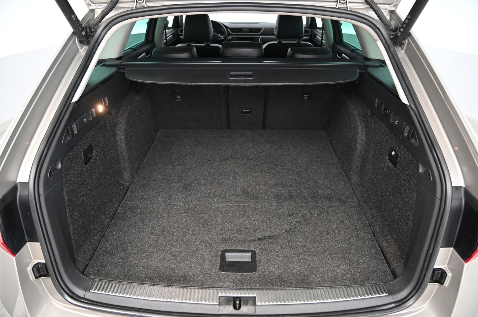 Skoda Superb 2016 Combi 2,0 TDI 150 Style DSG Autom * Webasto / Adaptiivinen vakionopeudensäädin / Canton / S-luukku / Nahka - Alcantara - Suomi-Auto / 2x Avain / 2x Renkaat & Vanteet / kaukovaloautomatiikka