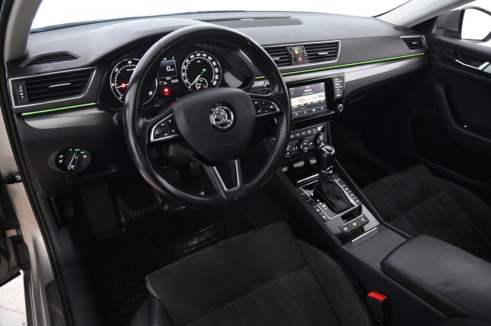 Skoda Superb 2016 Combi 2,0 TDI 150 Style DSG Autom * Webasto / Adaptiivinen vakionopeudensäädin / Canton / S-luukku / Nahka - Alcantara - Suomi-Auto / 2x Avain / 2x Renkaat & Vanteet / kaukovaloautomatiikka