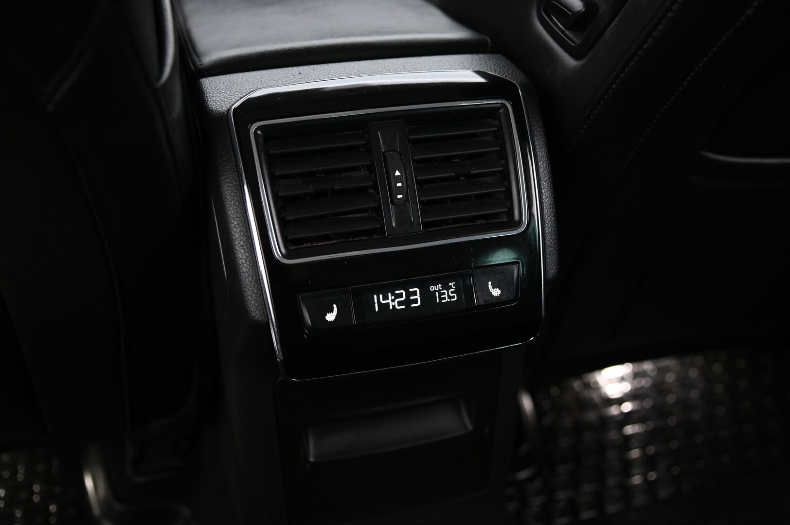 Skoda Superb 2016 Combi 2,0 TDI 150 Style DSG Autom * Webasto / Adaptiivinen vakionopeudensäädin / Canton / S-luukku / Nahka - Alcantara - Suomi-Auto / 2x Avain / 2x Renkaat & Vanteet / kaukovaloautomatiikka
