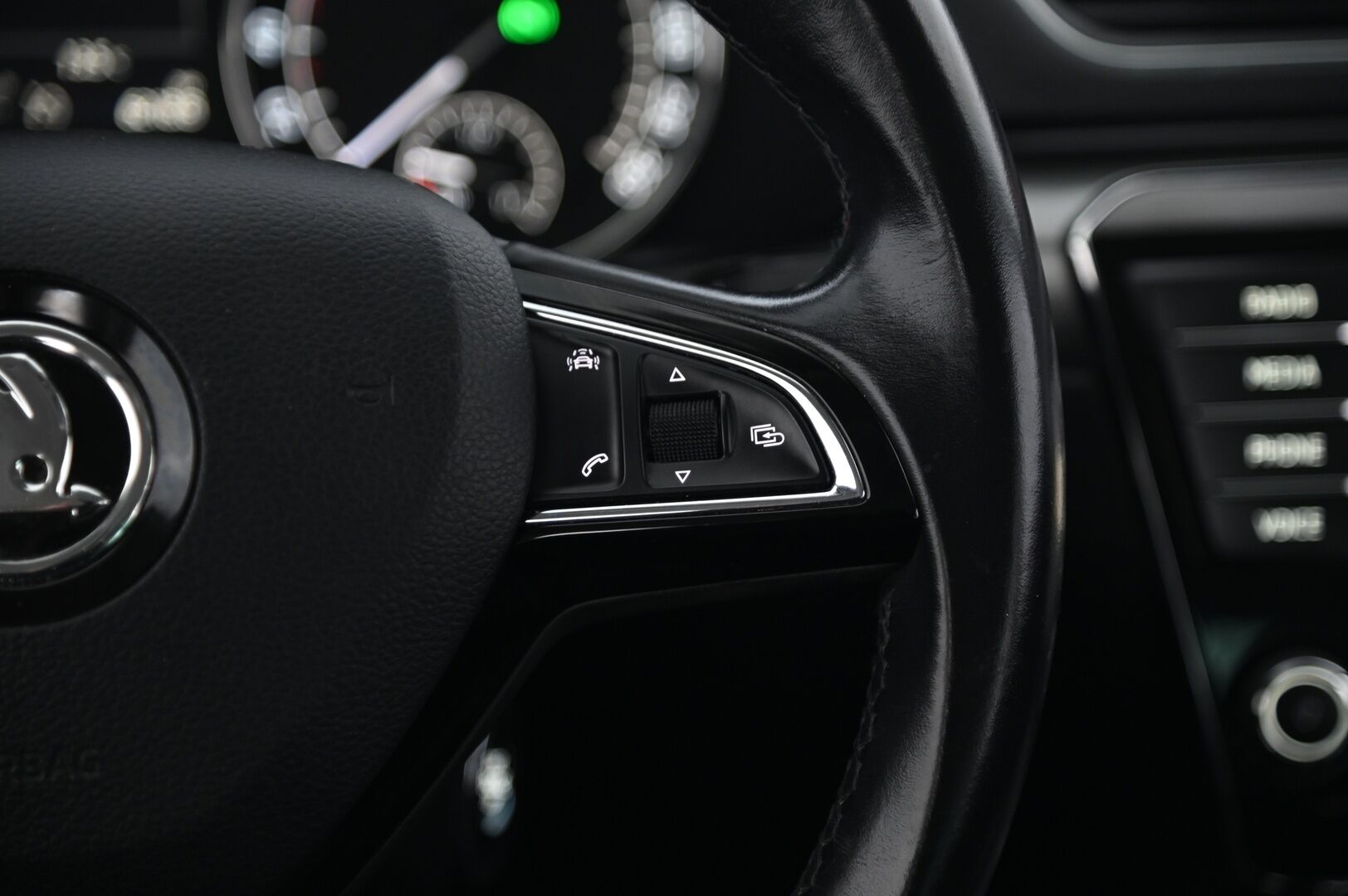 Skoda Superb 2016 Combi 2,0 TDI 150 Style DSG Autom * Webasto / Adaptiivinen vakionopeudensäädin / Canton / S-luukku / Nahka - Alcantara - Suomi-Auto / 2x Avain / 2x Renkaat & Vanteet / kaukovaloautomatiikka
