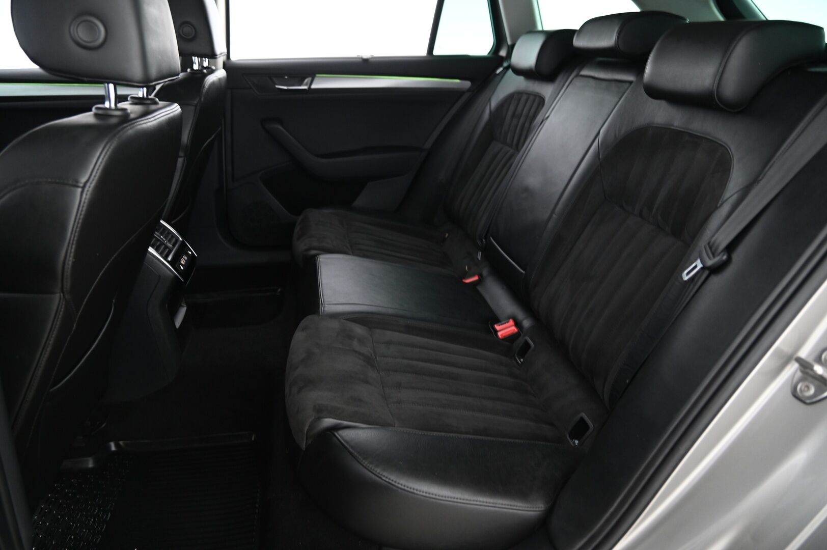 Skoda Superb 2016 Combi 2,0 TDI 150 Style DSG Autom * Webasto / Adaptiivinen vakionopeudensäädin / Canton / S-luukku / Nahka - Alcantara - Suomi-Auto / 2x Avain / 2x Renkaat & Vanteet / kaukovaloautomatiikka