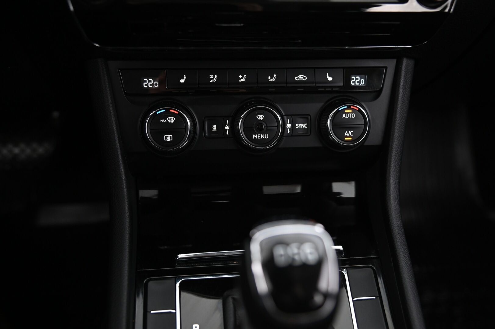 Skoda Superb 2016 Combi 2,0 TDI 150 Style DSG Autom * Webasto / Adaptiivinen vakionopeudensäädin / Canton / S-luukku / Nahka - Alcantara - Suomi-Auto / 2x Avain / 2x Renkaat & Vanteet / kaukovaloautomatiikka