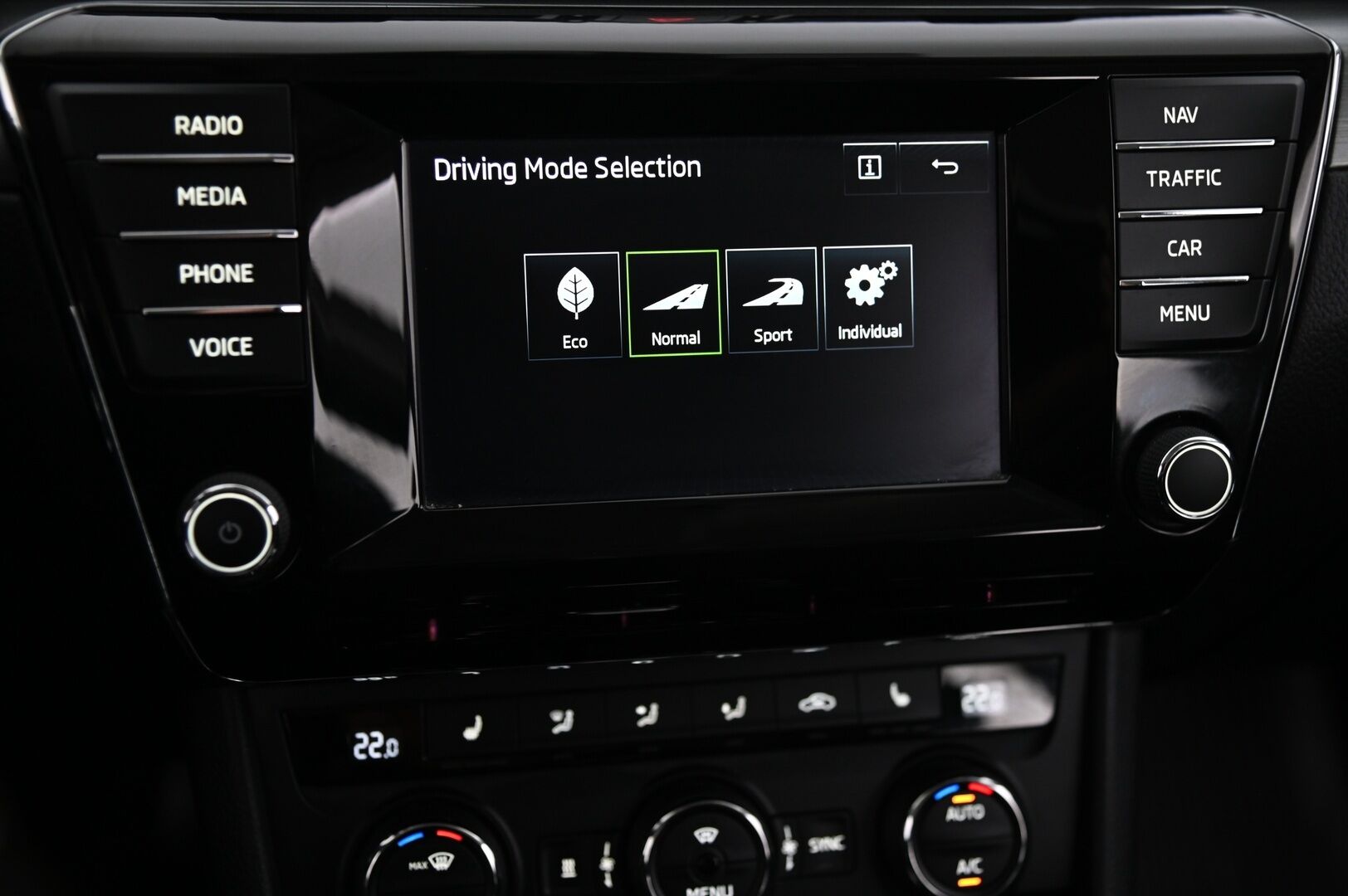 Skoda Superb 2016 Combi 2,0 TDI 150 Style DSG Autom * Webasto / Adaptiivinen vakionopeudensäädin / Canton / S-luukku / Nahka - Alcantara - Suomi-Auto / 2x Avain / 2x Renkaat & Vanteet / kaukovaloautomatiikka