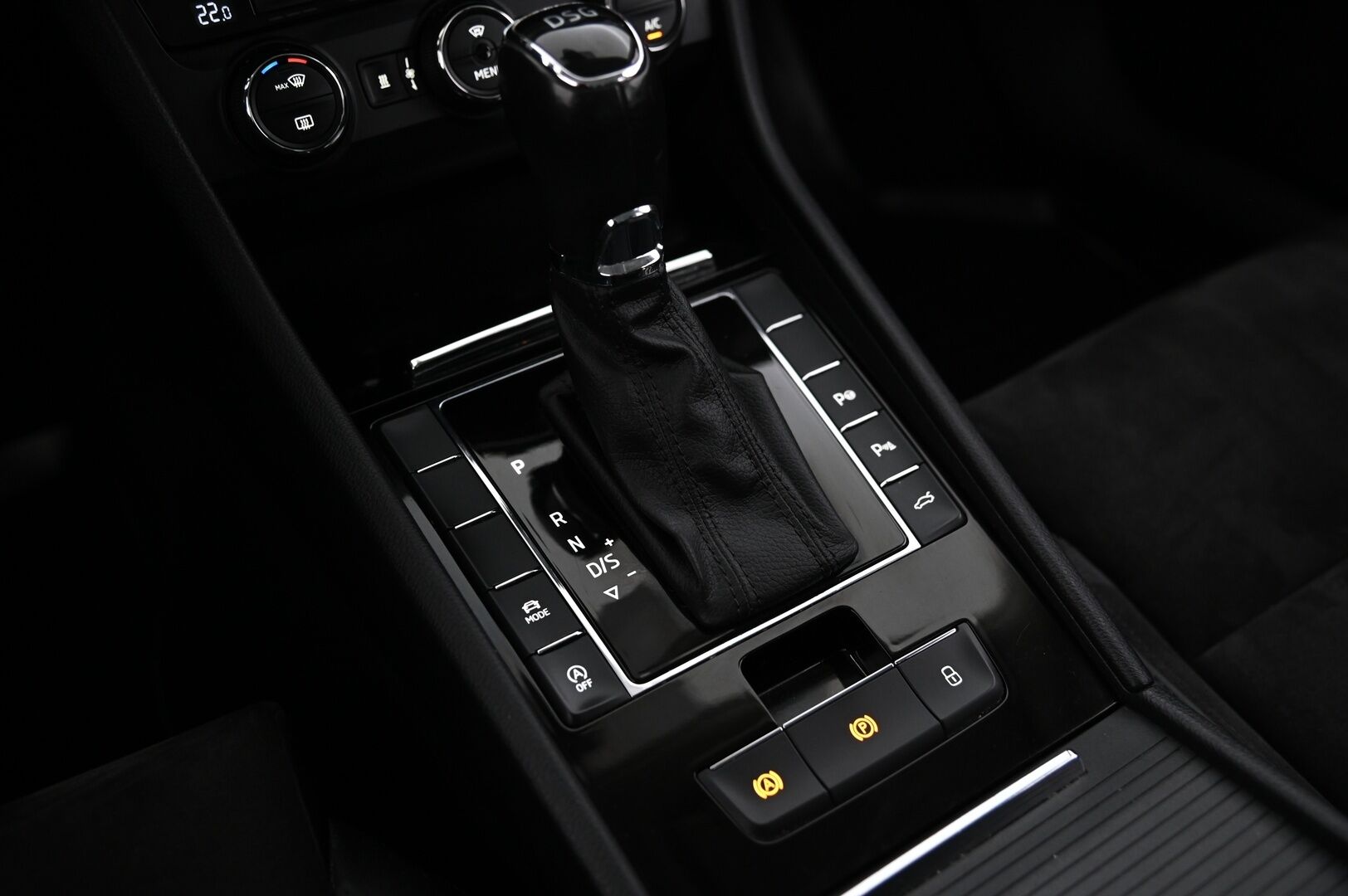 Skoda Superb 2016 Combi 2,0 TDI 150 Style DSG Autom * Webasto / Adaptiivinen vakionopeudensäädin / Canton / S-luukku / Nahka - Alcantara - Suomi-Auto / 2x Avain / 2x Renkaat & Vanteet / kaukovaloautomatiikka