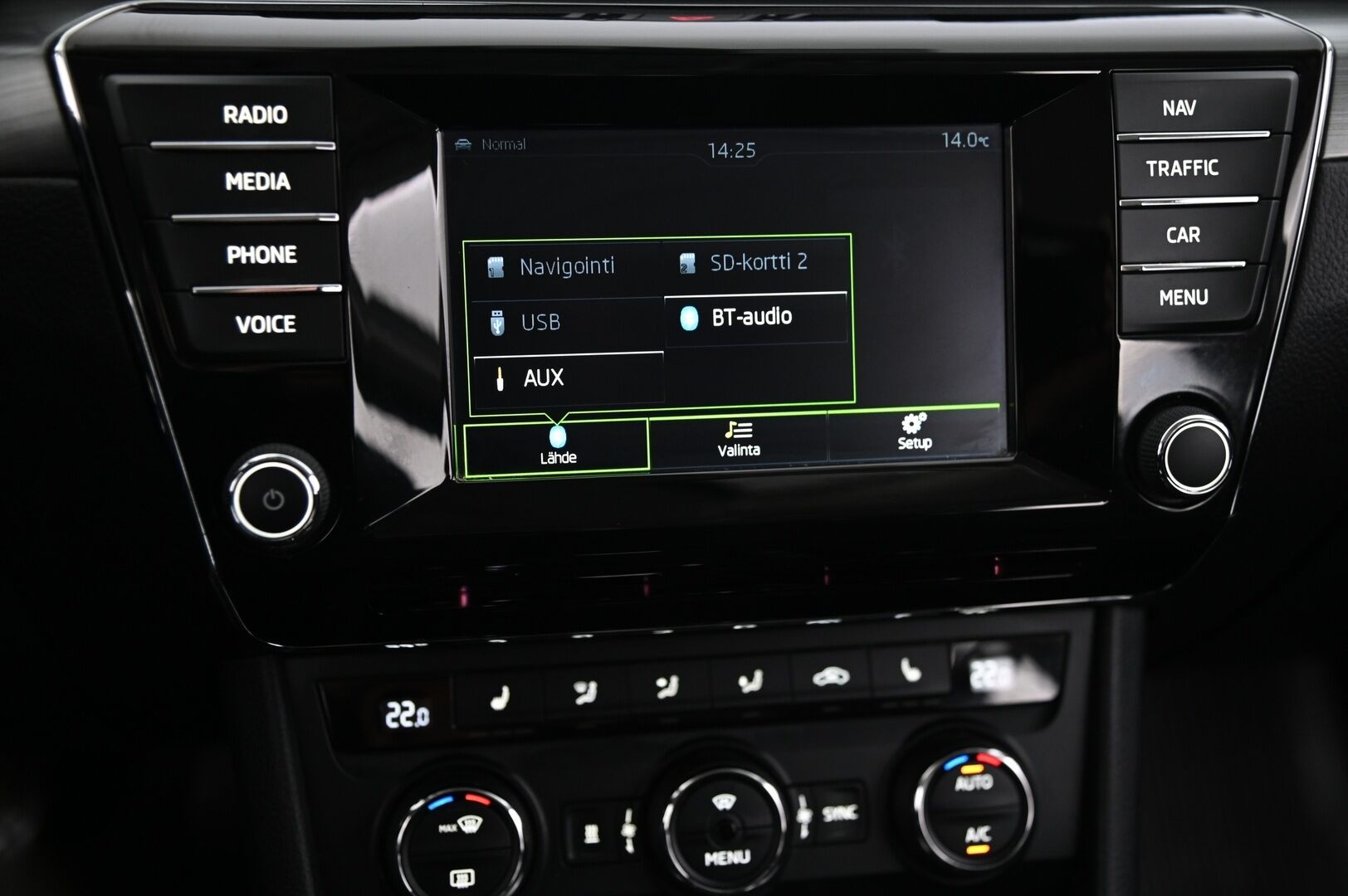 Skoda Superb 2016 Combi 2,0 TDI 150 Style DSG Autom * Webasto / Adaptiivinen vakionopeudensäädin / Canton / S-luukku / Nahka - Alcantara - Suomi-Auto / 2x Avain / 2x Renkaat & Vanteet / kaukovaloautomatiikka