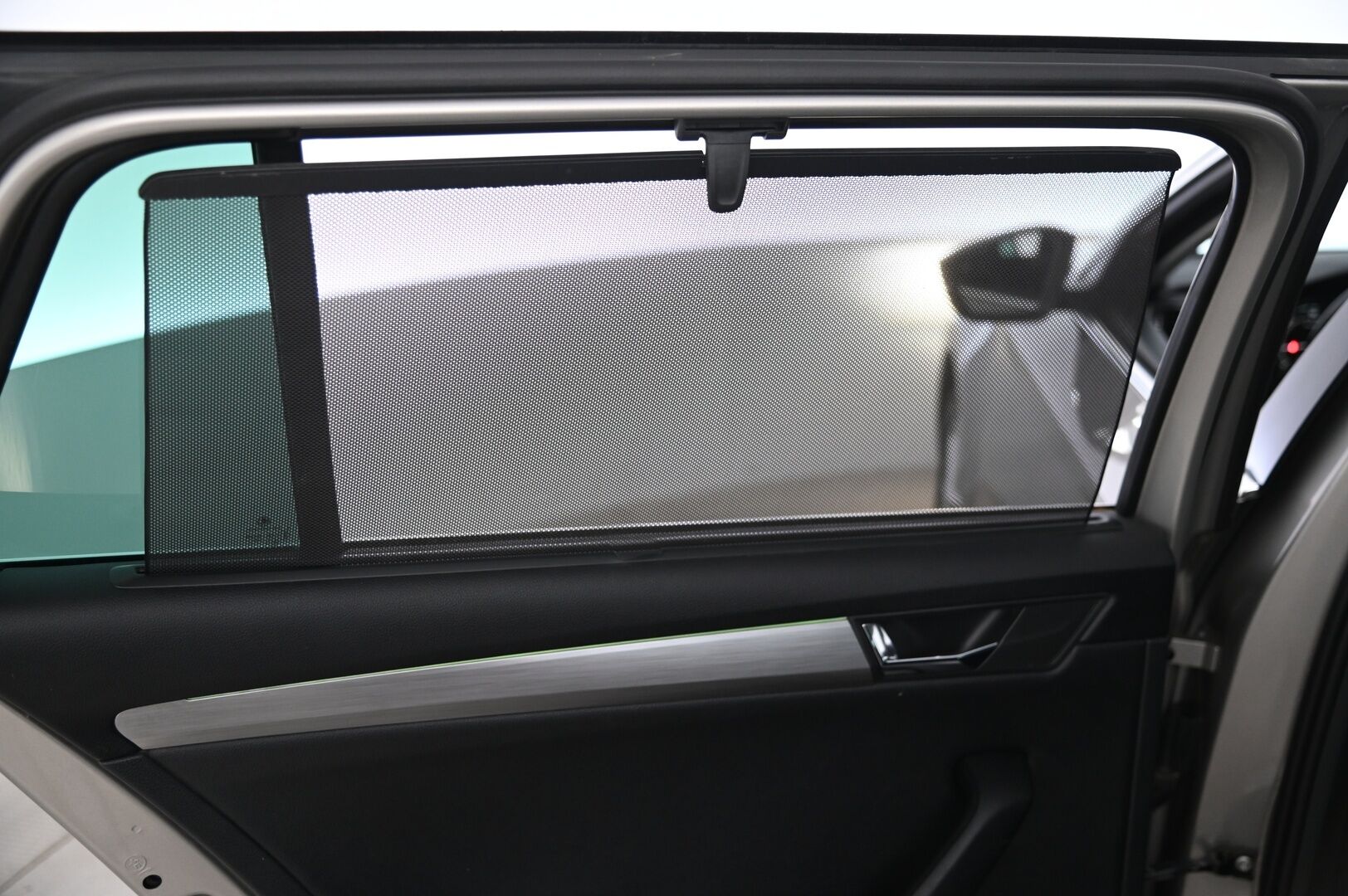 Skoda Superb 2016 Combi 2,0 TDI 150 Style DSG Autom * Webasto / Adaptiivinen vakionopeudensäädin / Canton / S-luukku / Nahka - Alcantara - Suomi-Auto / 2x Avain / 2x Renkaat & Vanteet / kaukovaloautomatiikka