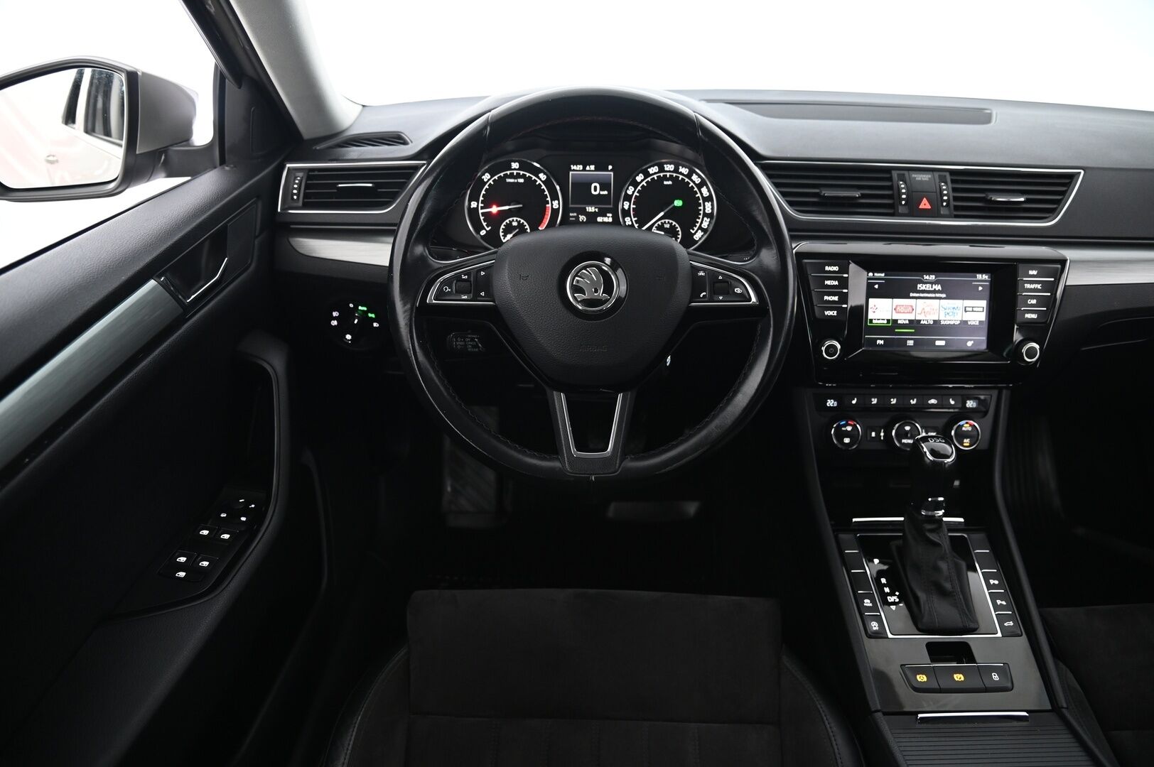Skoda Superb 2016 Combi 2,0 TDI 150 Style DSG Autom * Webasto / Adaptiivinen vakionopeudensäädin / Canton / S-luukku / Nahka - Alcantara - Suomi-Auto / 2x Avain / 2x Renkaat & Vanteet / kaukovaloautomatiikka