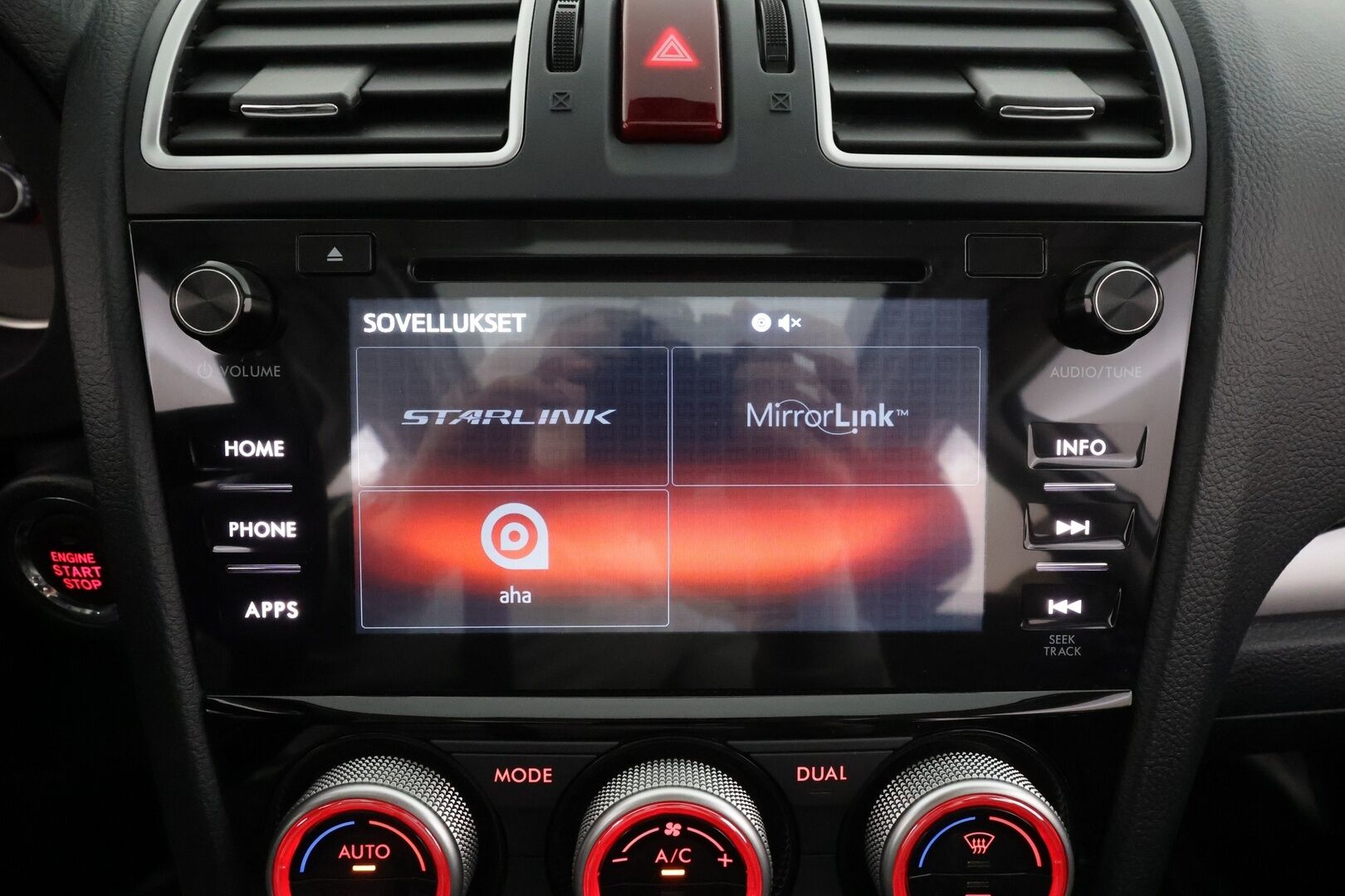 Subaru Forester 2015 2,0i XE CVT * Lasikattoluukku / Vakkari / P.kamera / Koukku / Webasto / KeylessGo / Nahat / Sähköpenkki / Sähköluukku * - Suomi-auto / Kahdet renkaat aluvanteilla