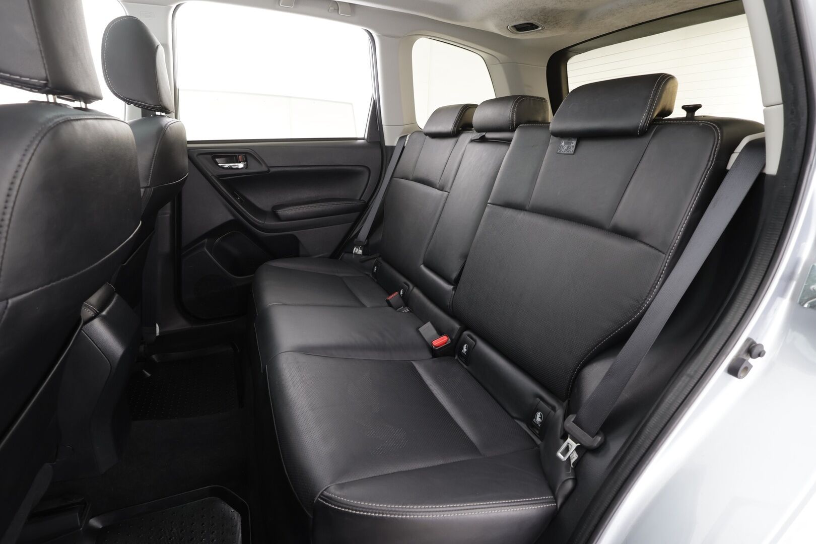 Subaru Forester 2015 2,0i XE CVT * Lasikattoluukku / Vakkari / P.kamera / Koukku / Webasto / KeylessGo / Nahat / Sähköpenkki / Sähköluukku * - Suomi-auto / Kahdet renkaat aluvanteilla