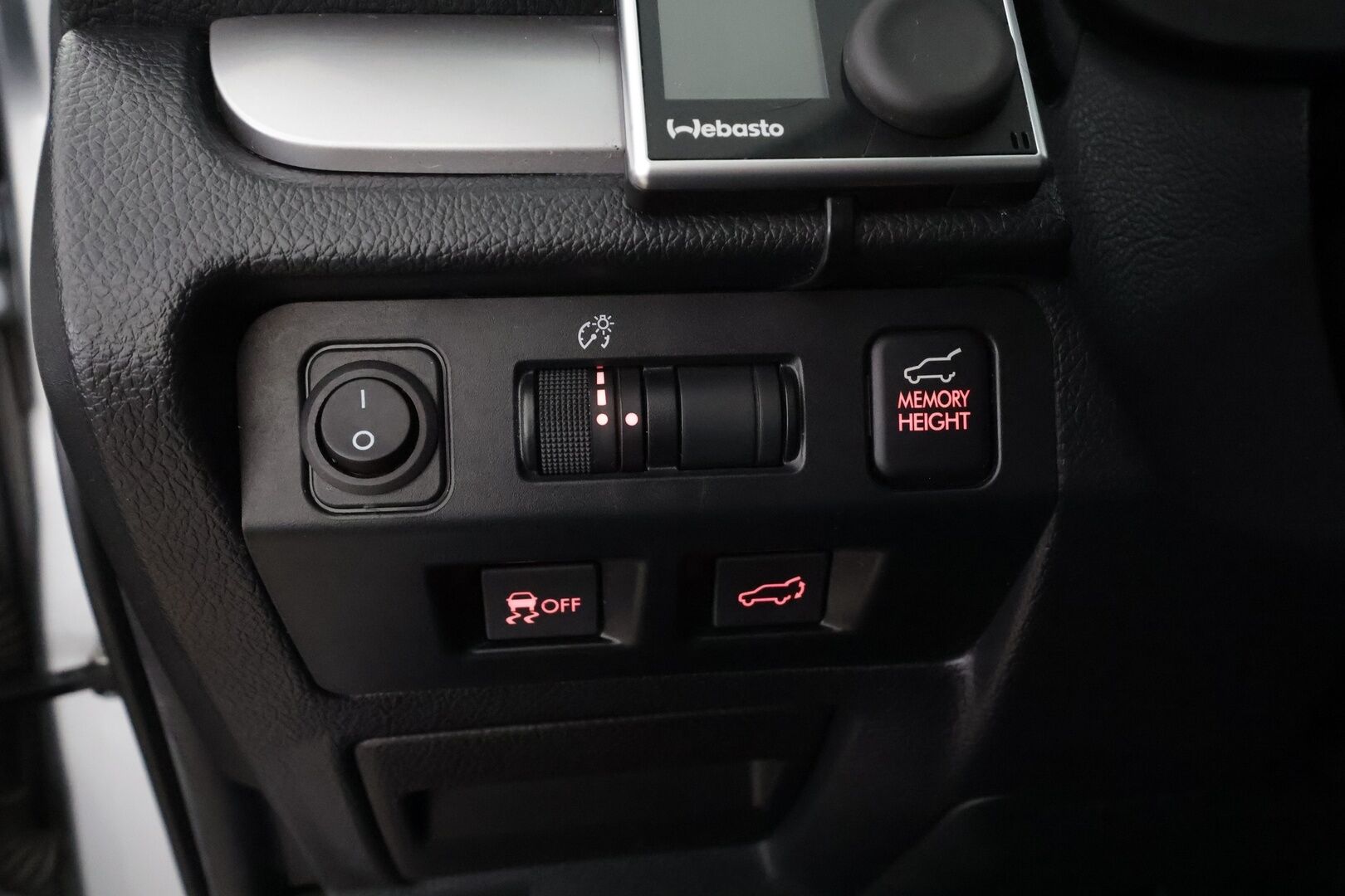 Subaru Forester 2015 2,0i XE CVT * Lasikattoluukku / Vakkari / P.kamera / Koukku / Webasto / KeylessGo / Nahat / Sähköpenkki / Sähköluukku * - Suomi-auto / Kahdet renkaat aluvanteilla