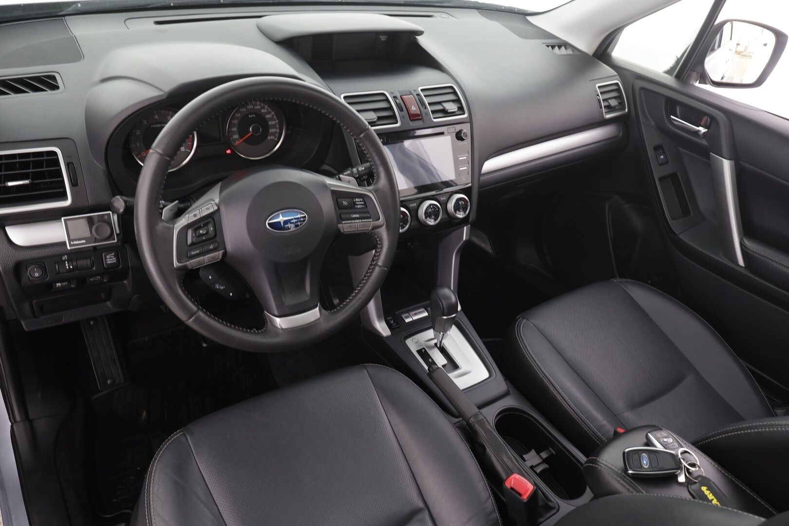 Subaru Forester 2015 2,0i XE CVT * Lasikattoluukku / Vakkari / P.kamera / Koukku / Webasto / KeylessGo / Nahat / Sähköpenkki / Sähköluukku * - Suomi-auto / Kahdet renkaat aluvanteilla