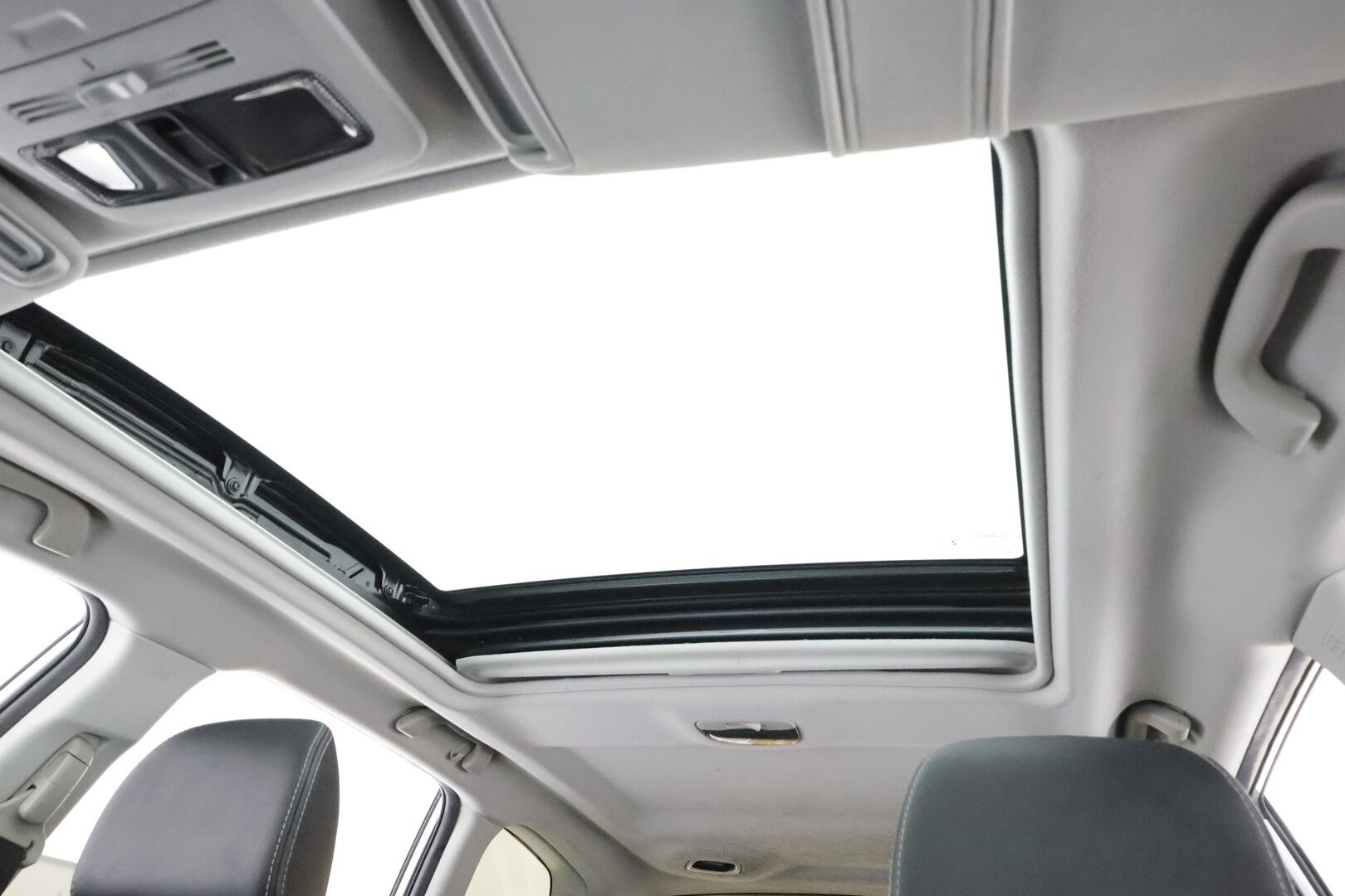 Subaru Forester 2015 2,0i XE CVT * Lasikattoluukku / Vakkari / P.kamera / Koukku / Webasto / KeylessGo / Nahat / Sähköpenkki / Sähköluukku * - Suomi-auto / Kahdet renkaat aluvanteilla