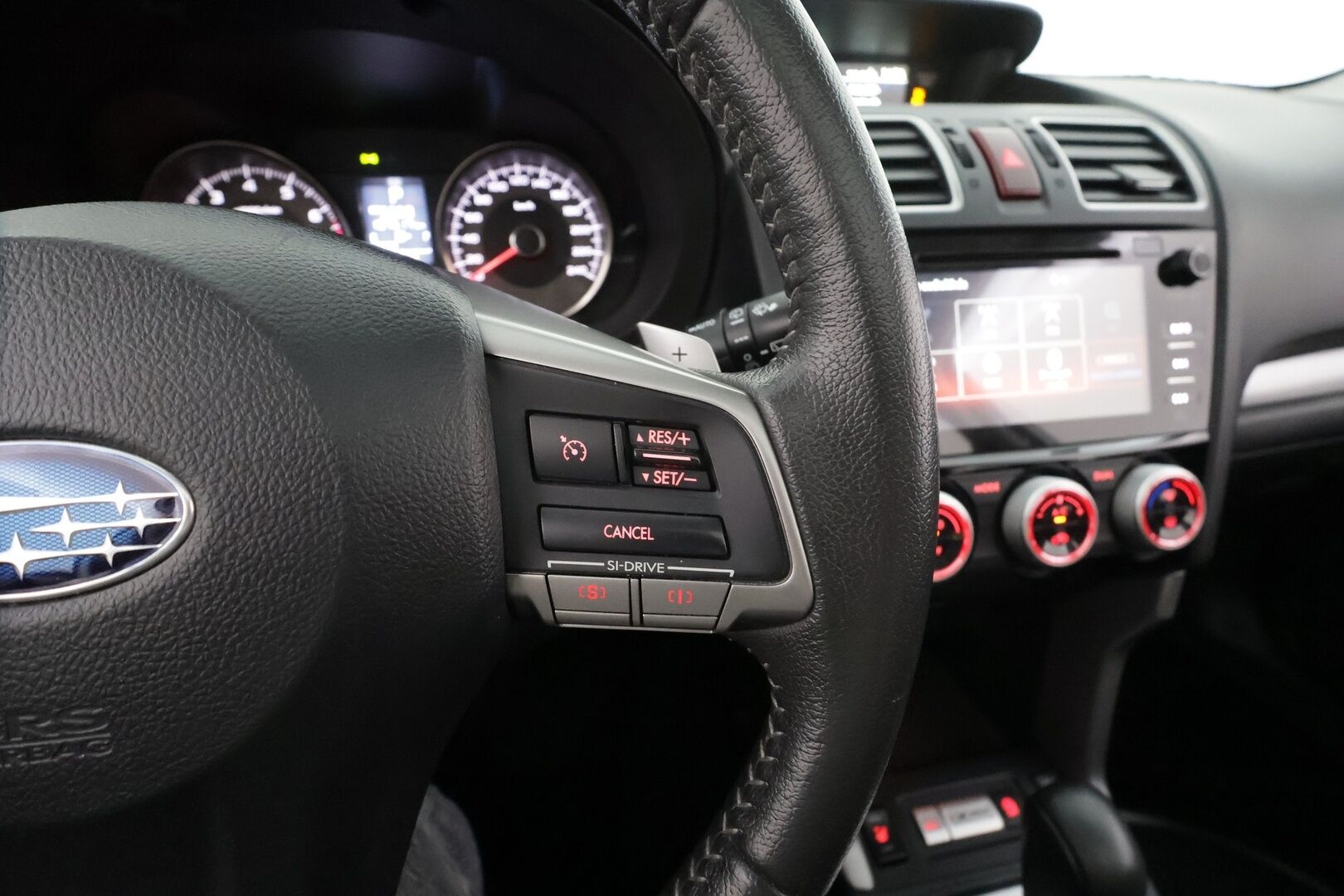 Subaru Forester 2015 2,0i XE CVT * Lasikattoluukku / Vakkari / P.kamera / Koukku / Webasto / KeylessGo / Nahat / Sähköpenkki / Sähköluukku * - Suomi-auto / Kahdet renkaat aluvanteilla