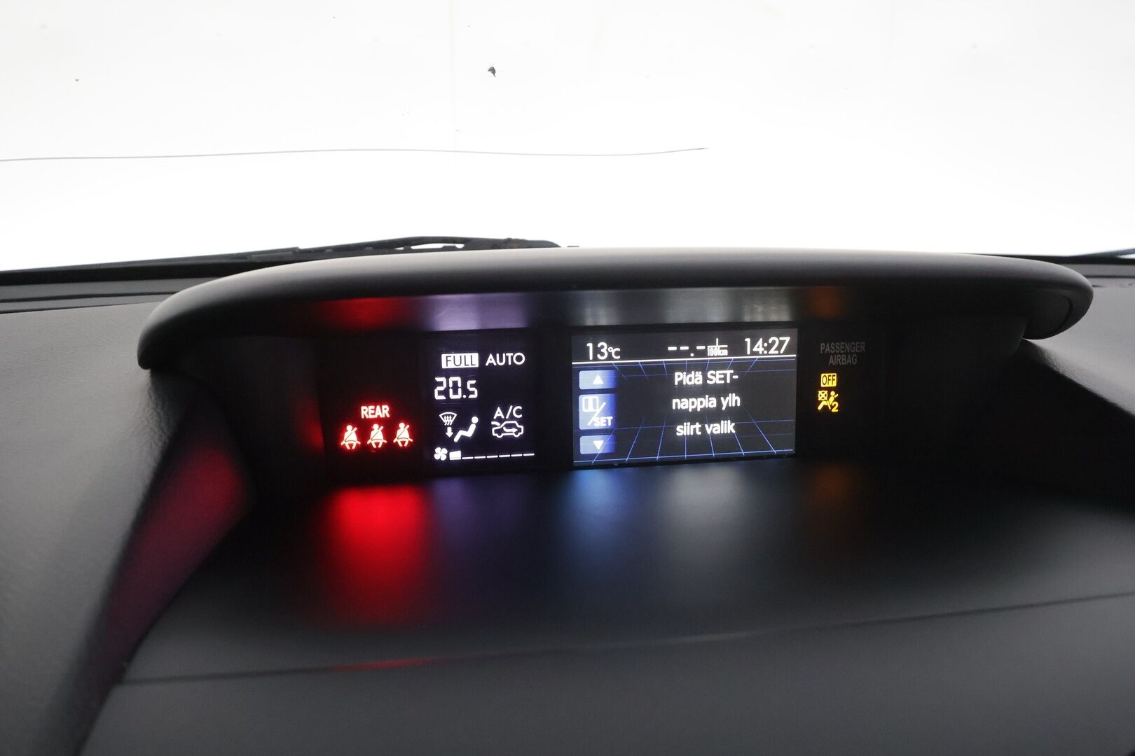 Subaru Forester 2015 2,0i XE CVT * Lasikattoluukku / Vakkari / P.kamera / Koukku / Webasto / KeylessGo / Nahat / Sähköpenkki / Sähköluukku * - Suomi-auto / Kahdet renkaat aluvanteilla