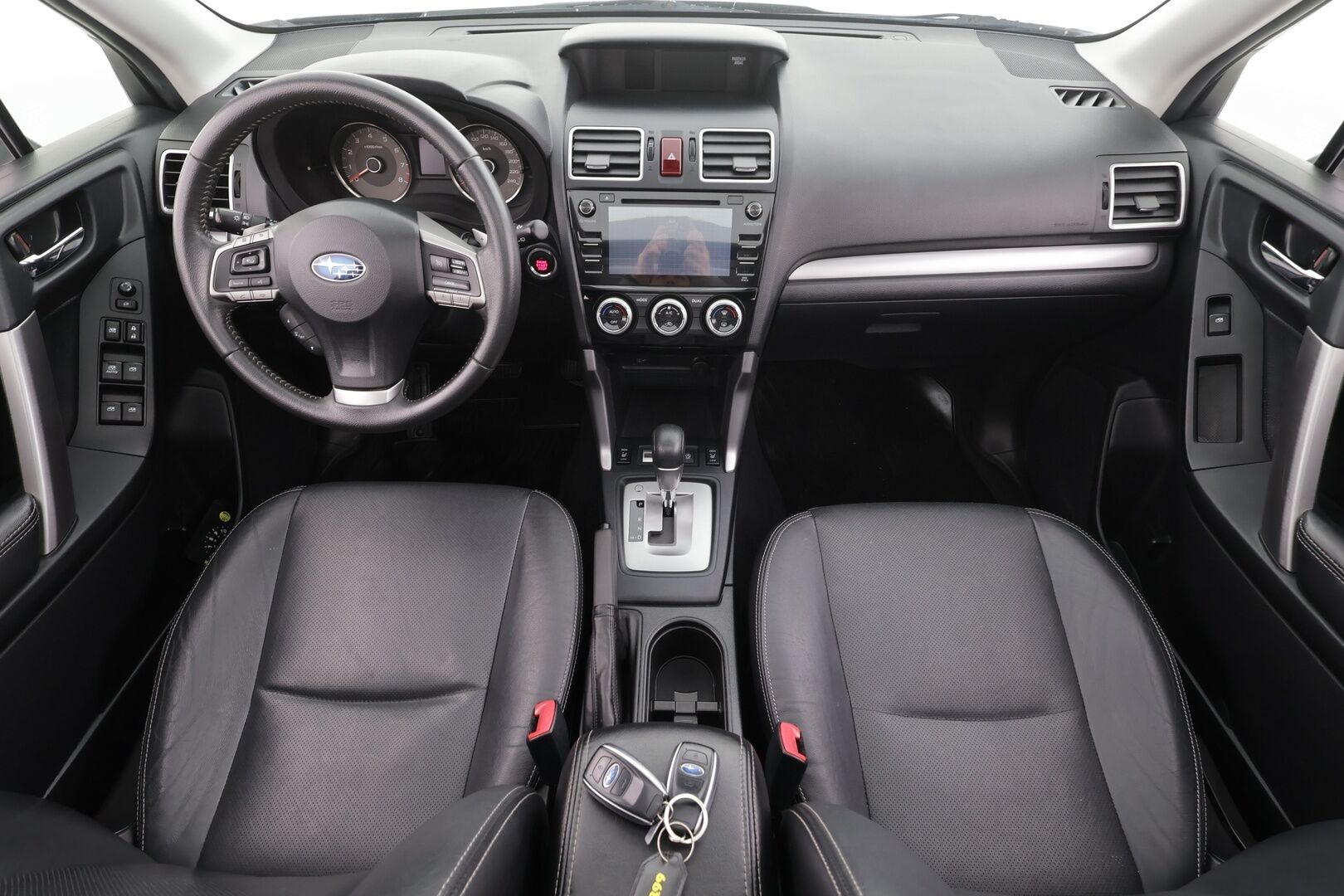 Subaru Forester 2015 2,0i XE CVT * Lasikattoluukku / Vakkari / P.kamera / Koukku / Webasto / KeylessGo / Nahat / Sähköpenkki / Sähköluukku * - Suomi-auto / Kahdet renkaat aluvanteilla