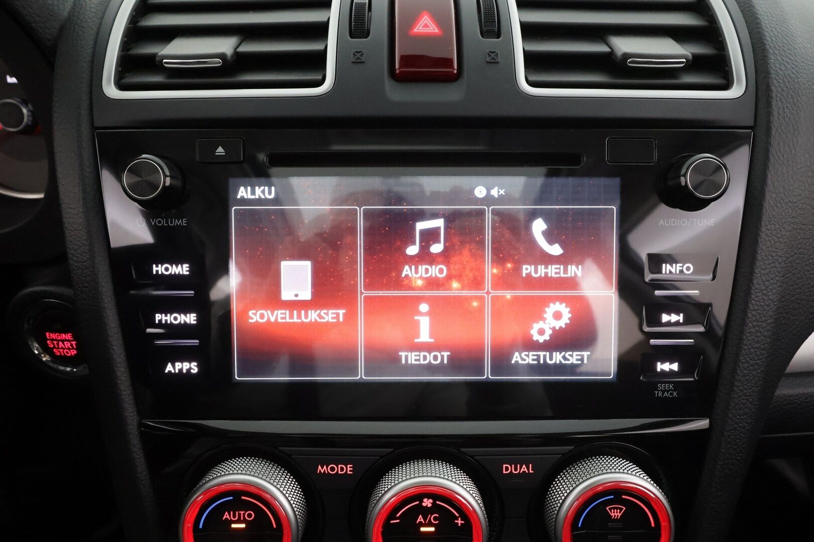 Subaru Forester 2015 2,0i XE CVT * Lasikattoluukku / Vakkari / P.kamera / Koukku / Webasto / KeylessGo / Nahat / Sähköpenkki / Sähköluukku * - Suomi-auto / Kahdet renkaat aluvanteilla