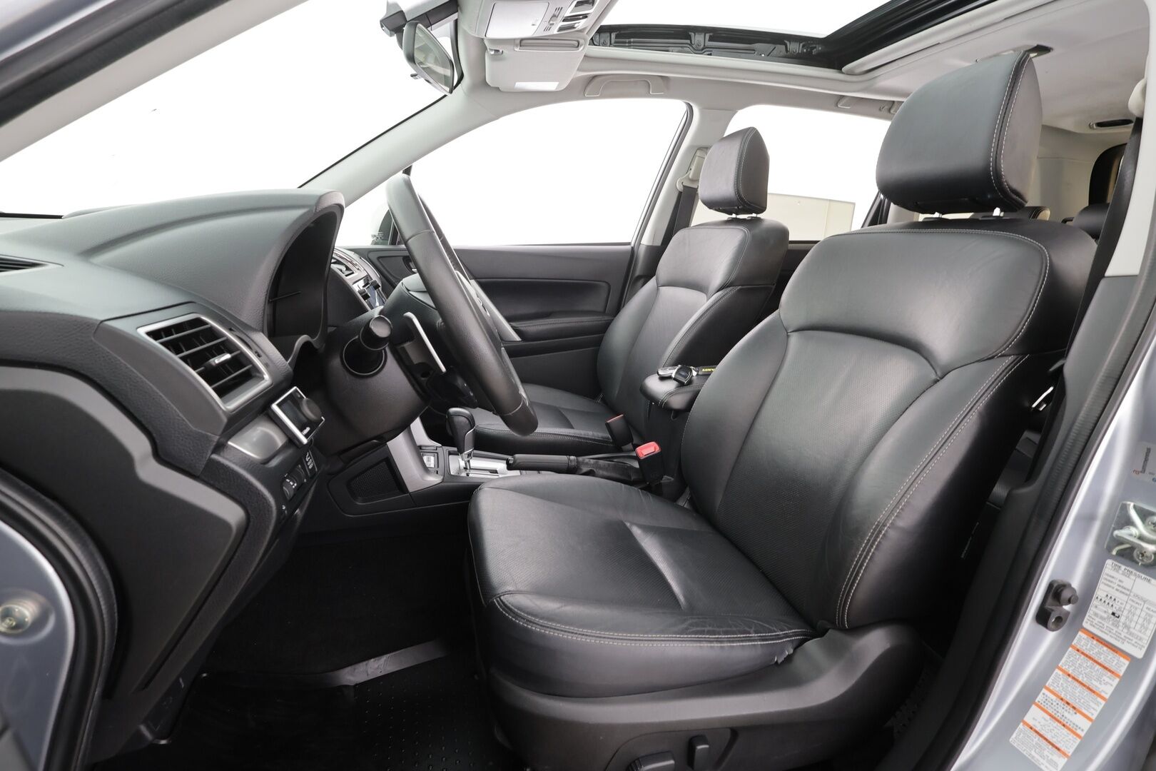 Subaru Forester 2015 2,0i XE CVT * Lasikattoluukku / Vakkari / P.kamera / Koukku / Webasto / KeylessGo / Nahat / Sähköpenkki / Sähköluukku * - Suomi-auto / Kahdet renkaat aluvanteilla