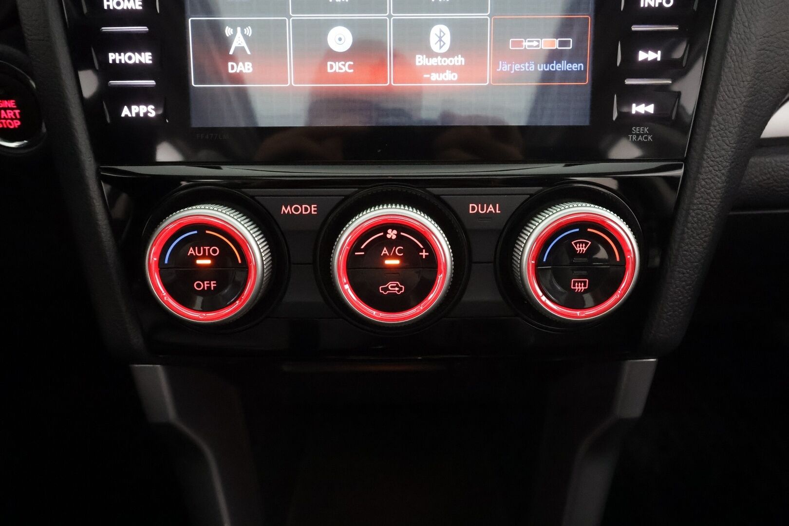 Subaru Forester 2015 2,0i XE CVT * Lasikattoluukku / Vakkari / P.kamera / Koukku / Webasto / KeylessGo / Nahat / Sähköpenkki / Sähköluukku * - Suomi-auto / Kahdet renkaat aluvanteilla