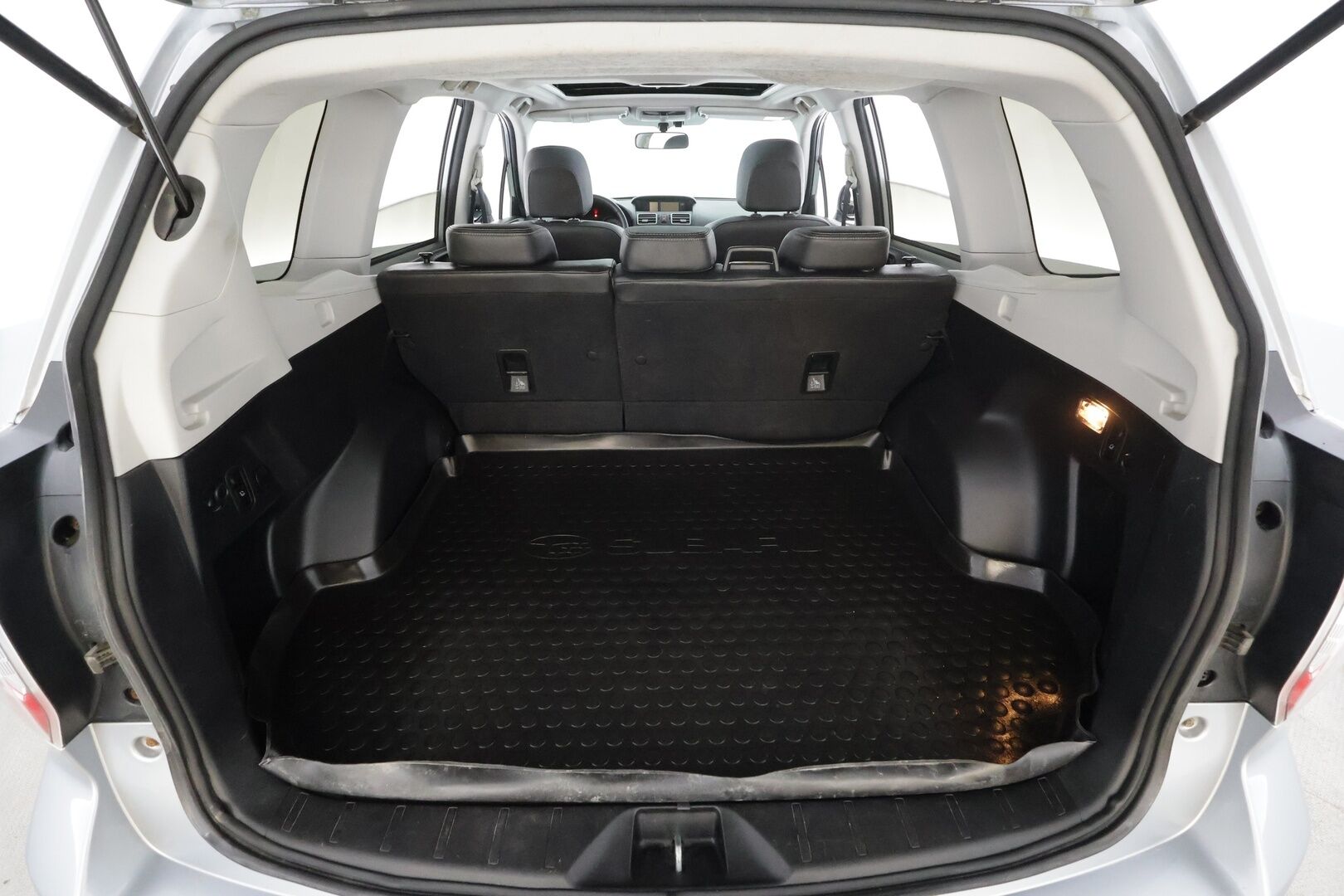 Subaru Forester 2015 2,0i XE CVT * Lasikattoluukku / Vakkari / P.kamera / Koukku / Webasto / KeylessGo / Nahat / Sähköpenkki / Sähköluukku * - Suomi-auto / Kahdet renkaat aluvanteilla