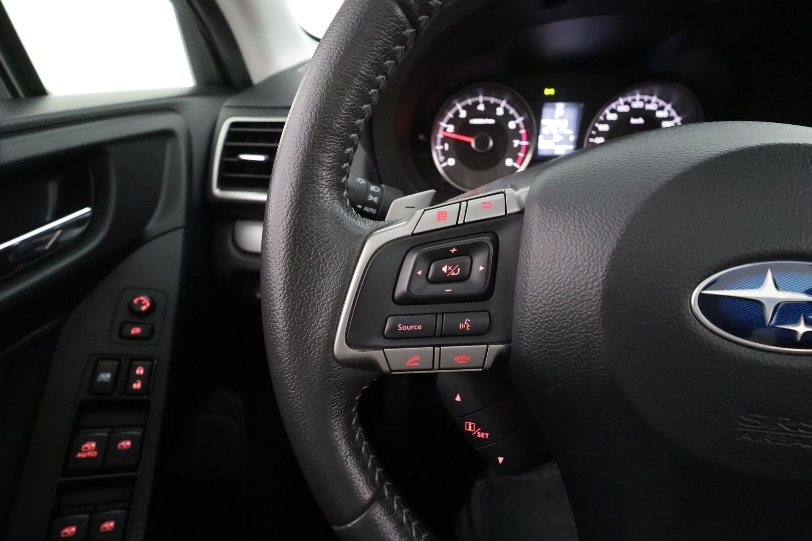 Subaru Forester 2015 2,0i XE CVT * Lasikattoluukku / Vakkari / P.kamera / Koukku / Webasto / KeylessGo / Nahat / Sähköpenkki / Sähköluukku * - Suomi-auto / Kahdet renkaat aluvanteilla