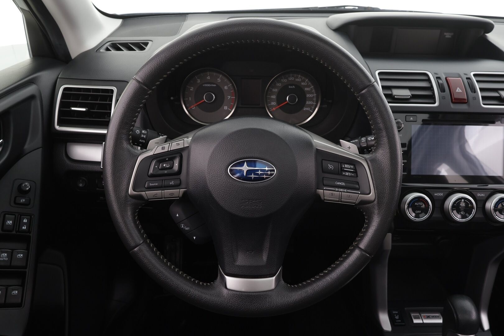 Subaru Forester 2015 2,0i XE CVT * Lasikattoluukku / Vakkari / P.kamera / Koukku / Webasto / KeylessGo / Nahat / Sähköpenkki / Sähköluukku * - Suomi-auto / Kahdet renkaat aluvanteilla