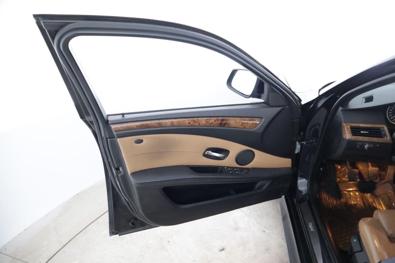 BMW 530 2010 530D XDRIVE E61 Touring * YritysOutlet - Myydään vain yrityksille / M Sport / Nahkasisusta / Prof.Navi / Hifit * - * Tämä auto myydään YritysOutlet -valikoimasta vain yritykselle *