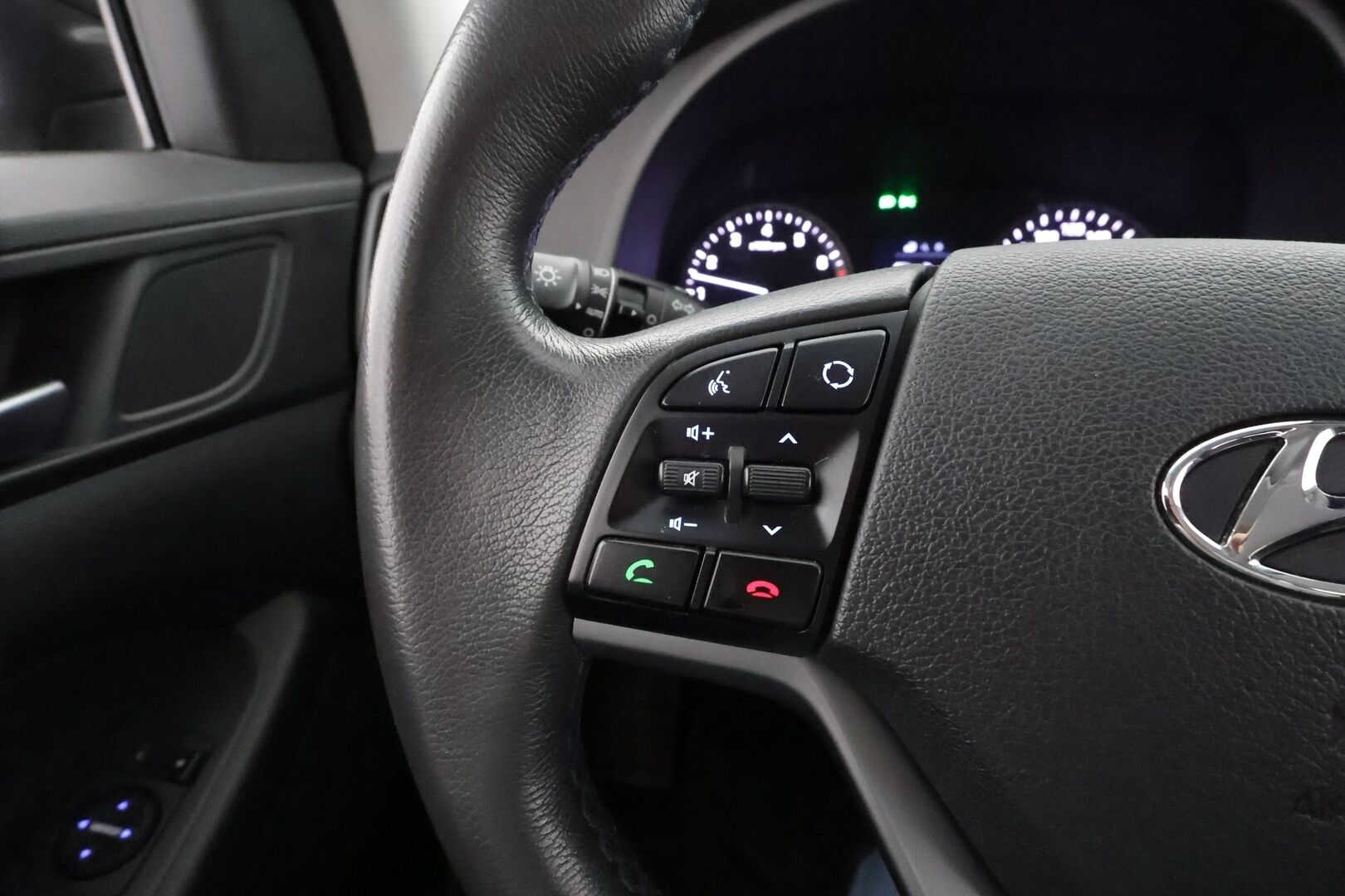 Hyundai Tucson 2015 1,6 6MT ISG Classic Business * P.Tutka / Vakkari / Bluetooth / Ratinlämmitin / Kahdet renkaat aluvanteilla * - Suomi-auto 