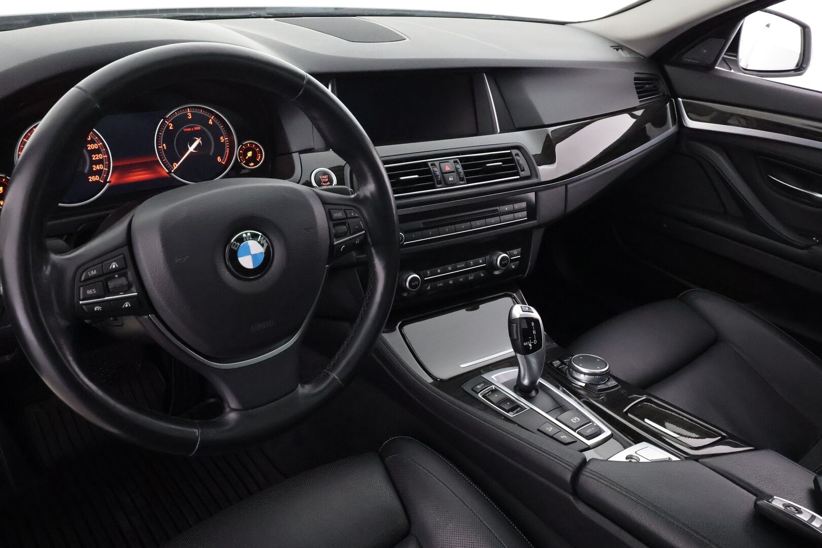 BMW 530 2015 F11 Touring 530d A xDrive Business Luxury - | ACC | Webasto | Panorama | H/K | Adapt LED | Comfort Istuimet muistilla | P.Kamera | Ilmastoidut Sporttinahat | HUD | Soft Close | Comfort access | Merkkihuollettu | Kahdet Renkaat |