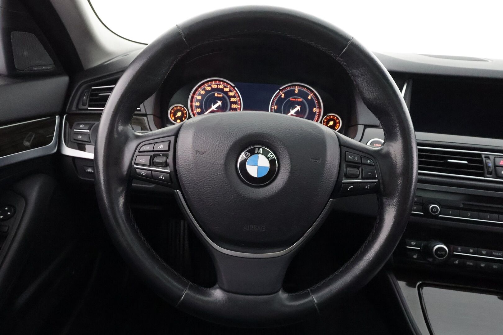 BMW 530 2015 F11 Touring 530d A xDrive Business Luxury - | ACC | Webasto | Panorama | H/K | Adapt LED | Comfort Istuimet muistilla | P.Kamera | Ilmastoidut Sporttinahat | HUD | Soft Close | Comfort access | Merkkihuollettu | Kahdet Renkaat |