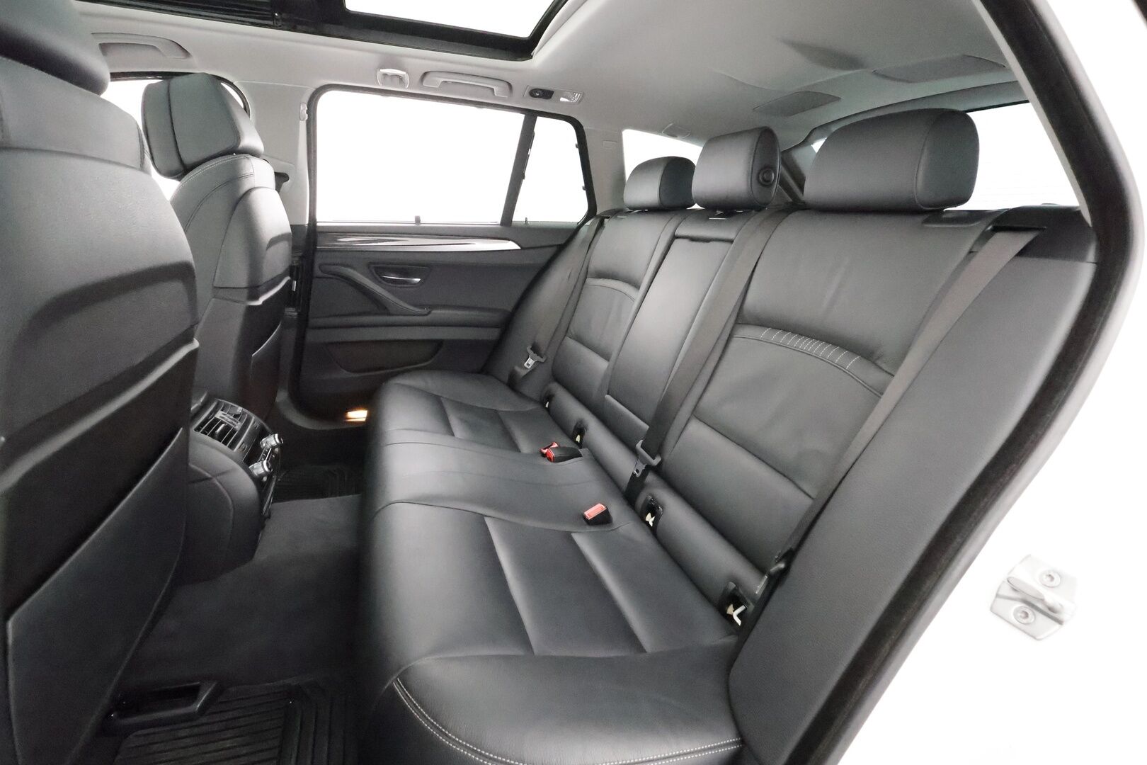BMW 530 2015 F11 Touring 530d A xDrive Business Luxury - | ACC | Webasto | Panorama | H/K | Adapt LED | Comfort Istuimet muistilla | P.Kamera | Ilmastoidut Sporttinahat | HUD | Soft Close | Comfort access | Merkkihuollettu | Kahdet Renkaat |
