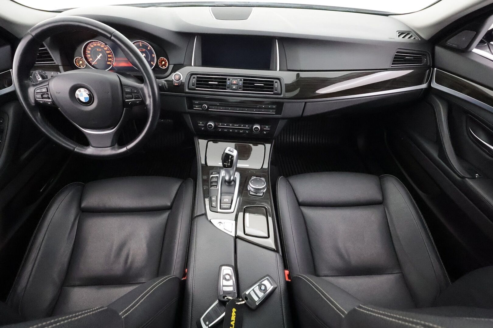 BMW 530 2015 F11 Touring 530d A xDrive Business Luxury - | ACC | Webasto | Panorama | H/K | Adapt LED | Comfort Istuimet muistilla | P.Kamera | Ilmastoidut Sporttinahat | HUD | Soft Close | Comfort access | Merkkihuollettu | Kahdet Renkaat |