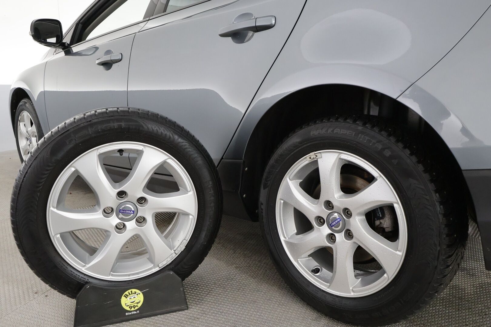 Volvo V40 Cross Country 2016 T3 Business aut * Suomi-auto / Vakkari / Webasto / P.tutka / Koukku / Puolinahat * - Kahdet renkaat Volvon aluvanteilla