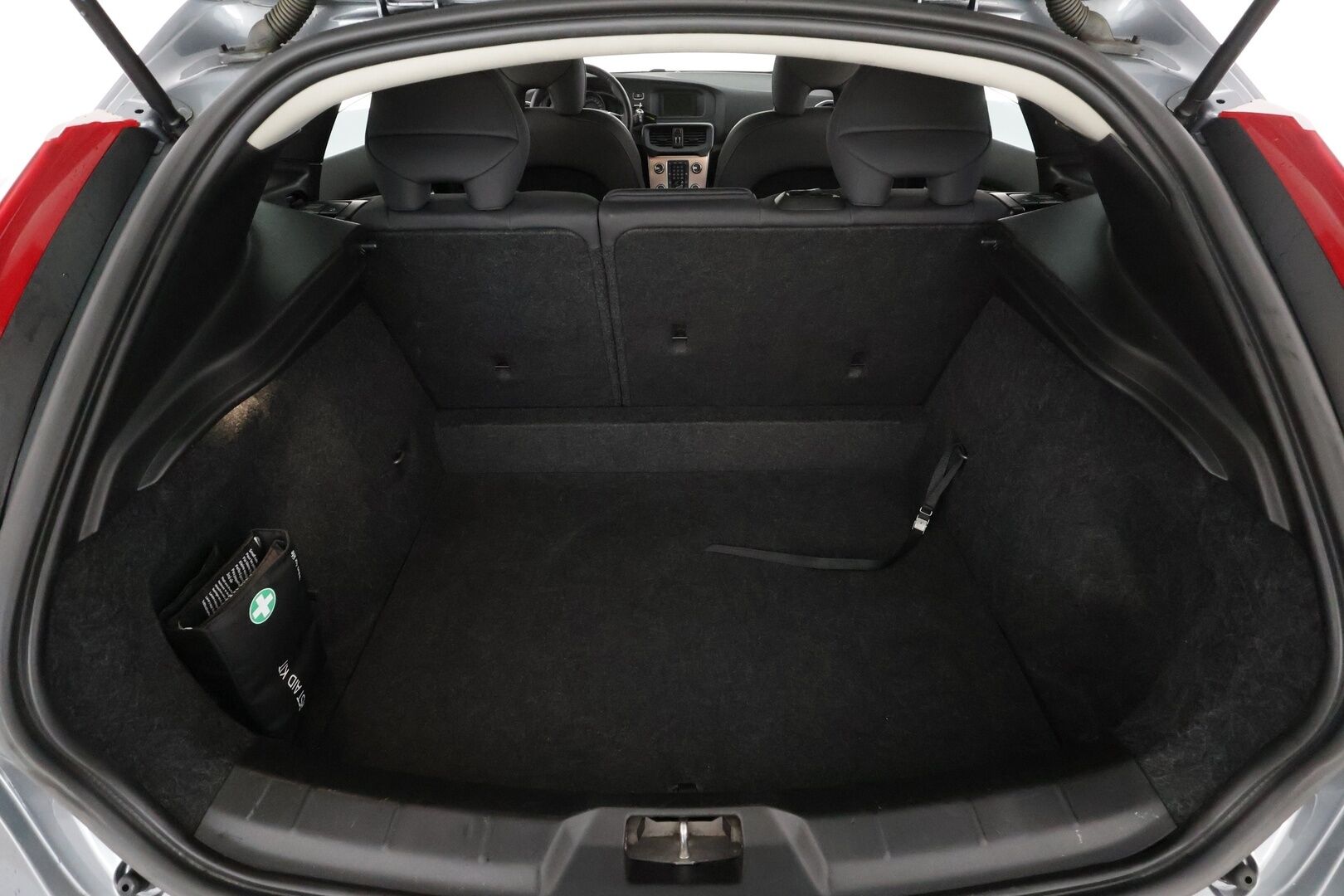 Volvo V40 Cross Country 2016 T3 Business aut * Suomi-auto / Vakkari / Webasto / P.tutka / Koukku / Puolinahat * - Kahdet renkaat Volvon aluvanteilla