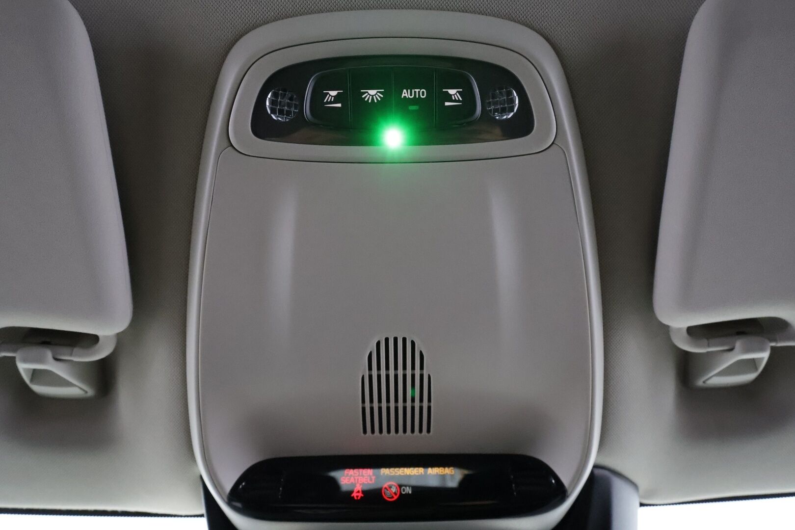 Volvo V40 Cross Country 2016 T3 Business aut * Suomi-auto / Vakkari / Webasto / P.tutka / Koukku / Puolinahat * - Kahdet renkaat Volvon aluvanteilla