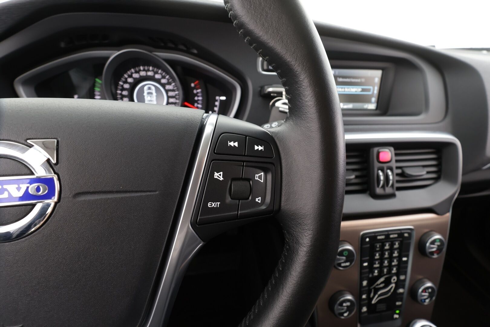 Volvo V40 Cross Country 2016 T3 Business aut * Suomi-auto / Vakkari / Webasto / P.tutka / Koukku / Puolinahat * - Kahdet renkaat Volvon aluvanteilla