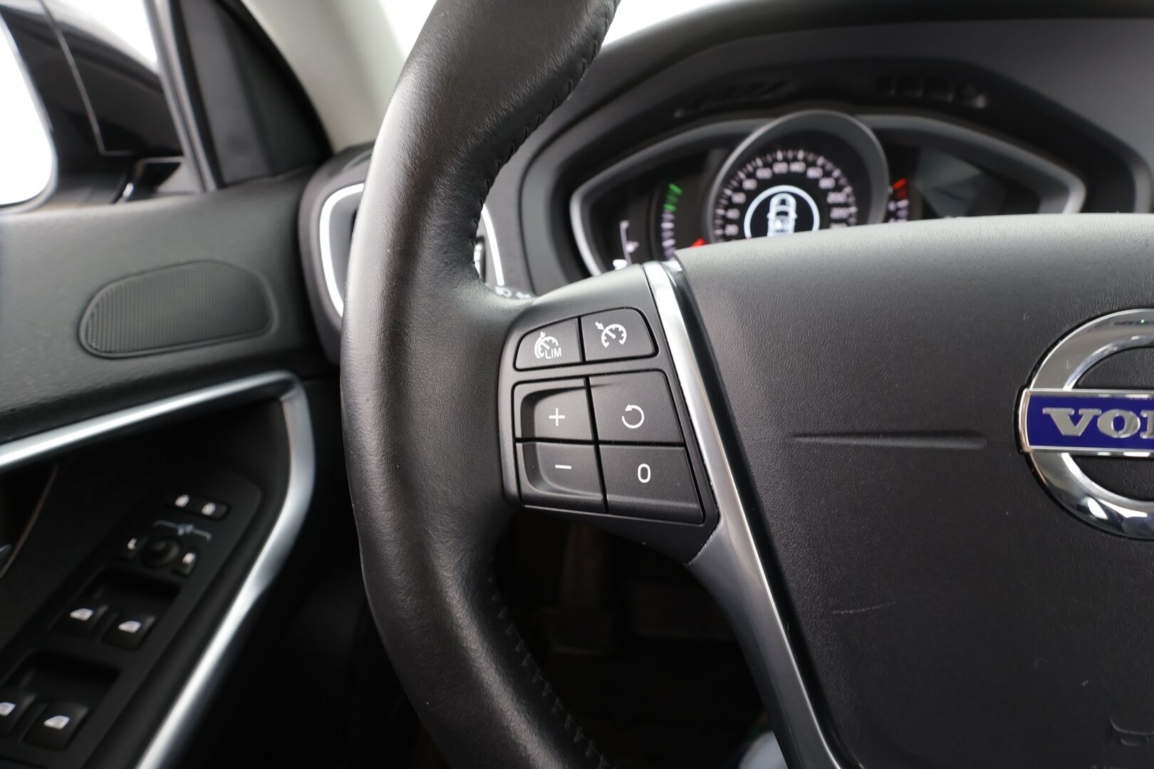 Volvo V40 Cross Country 2016 T3 Business aut * Suomi-auto / Vakkari / Webasto / P.tutka / Koukku / Puolinahat * - Kahdet renkaat Volvon aluvanteilla