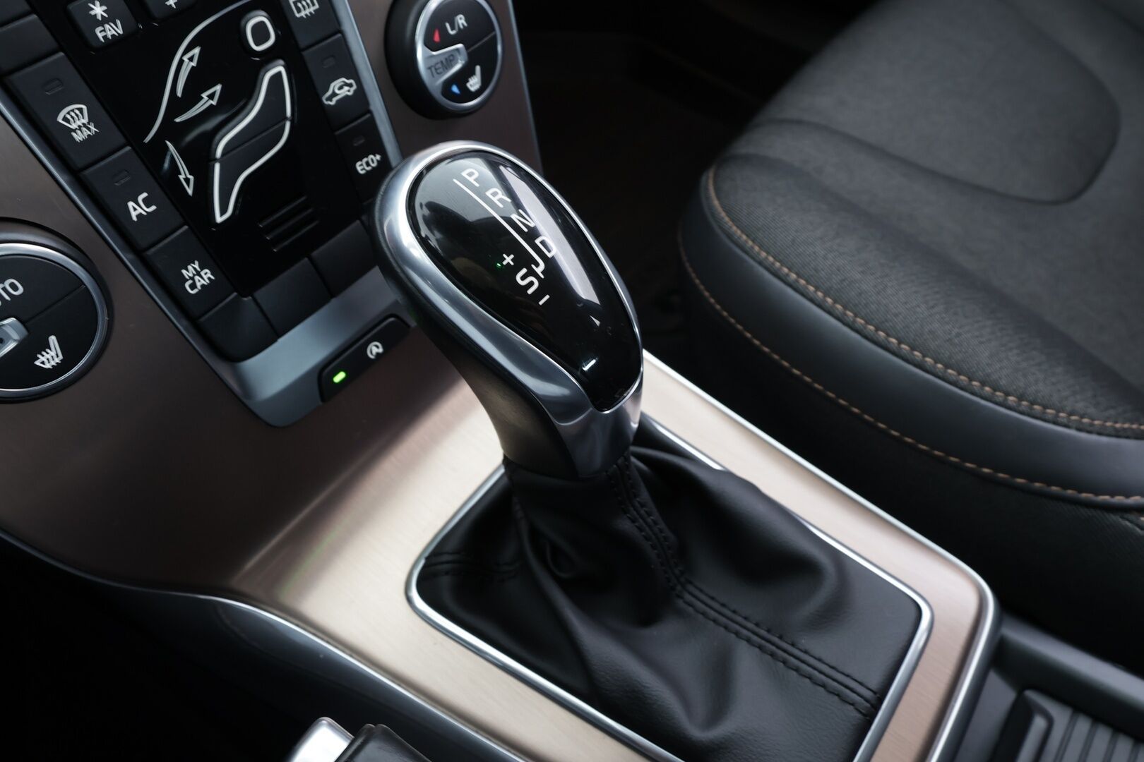 Volvo V40 Cross Country 2016 T3 Business aut * Suomi-auto / Vakkari / Webasto / P.tutka / Koukku / Puolinahat * - Kahdet renkaat Volvon aluvanteilla