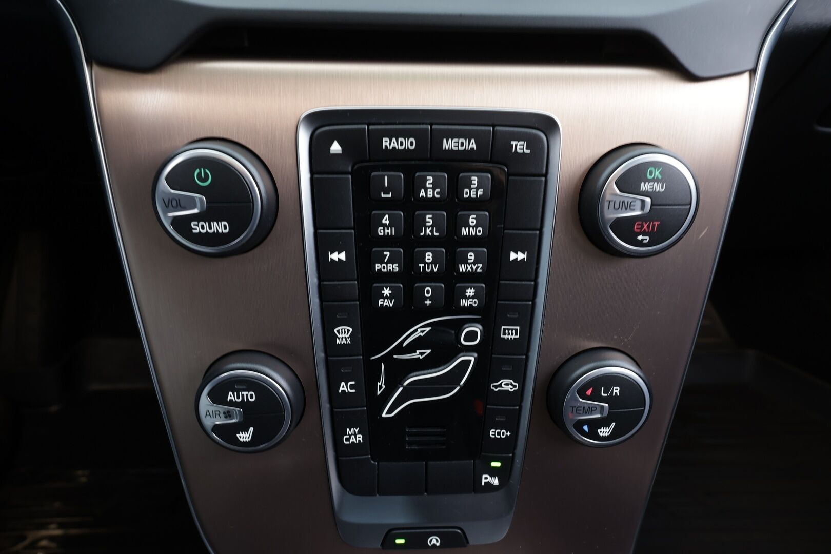 Volvo V40 Cross Country 2016 T3 Business aut * Suomi-auto / Vakkari / Webasto / P.tutka / Koukku / Puolinahat * - Kahdet renkaat Volvon aluvanteilla