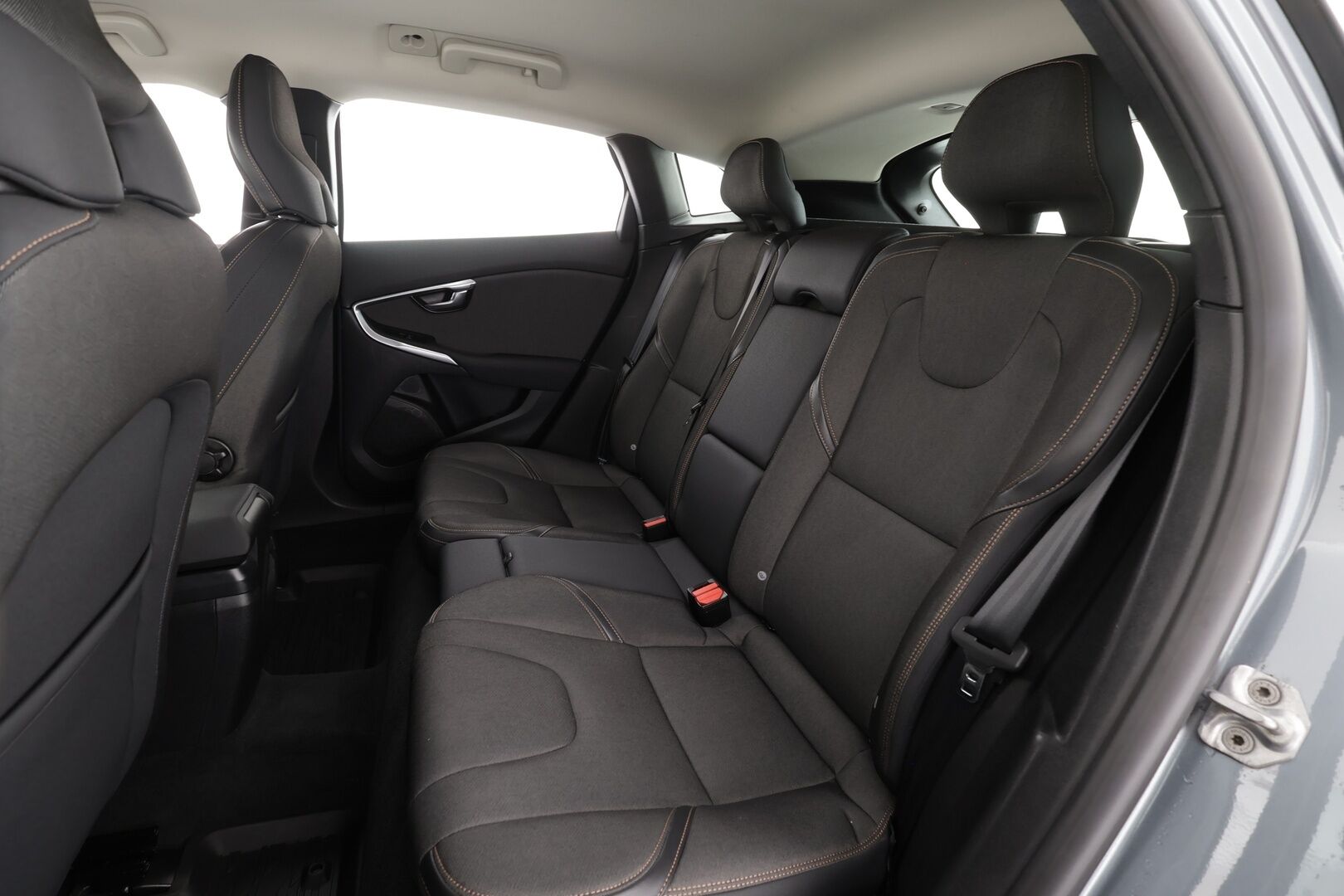 Volvo V40 Cross Country 2016 T3 Business aut * Suomi-auto / Vakkari / Webasto / P.tutka / Koukku / Puolinahat * - Kahdet renkaat Volvon aluvanteilla