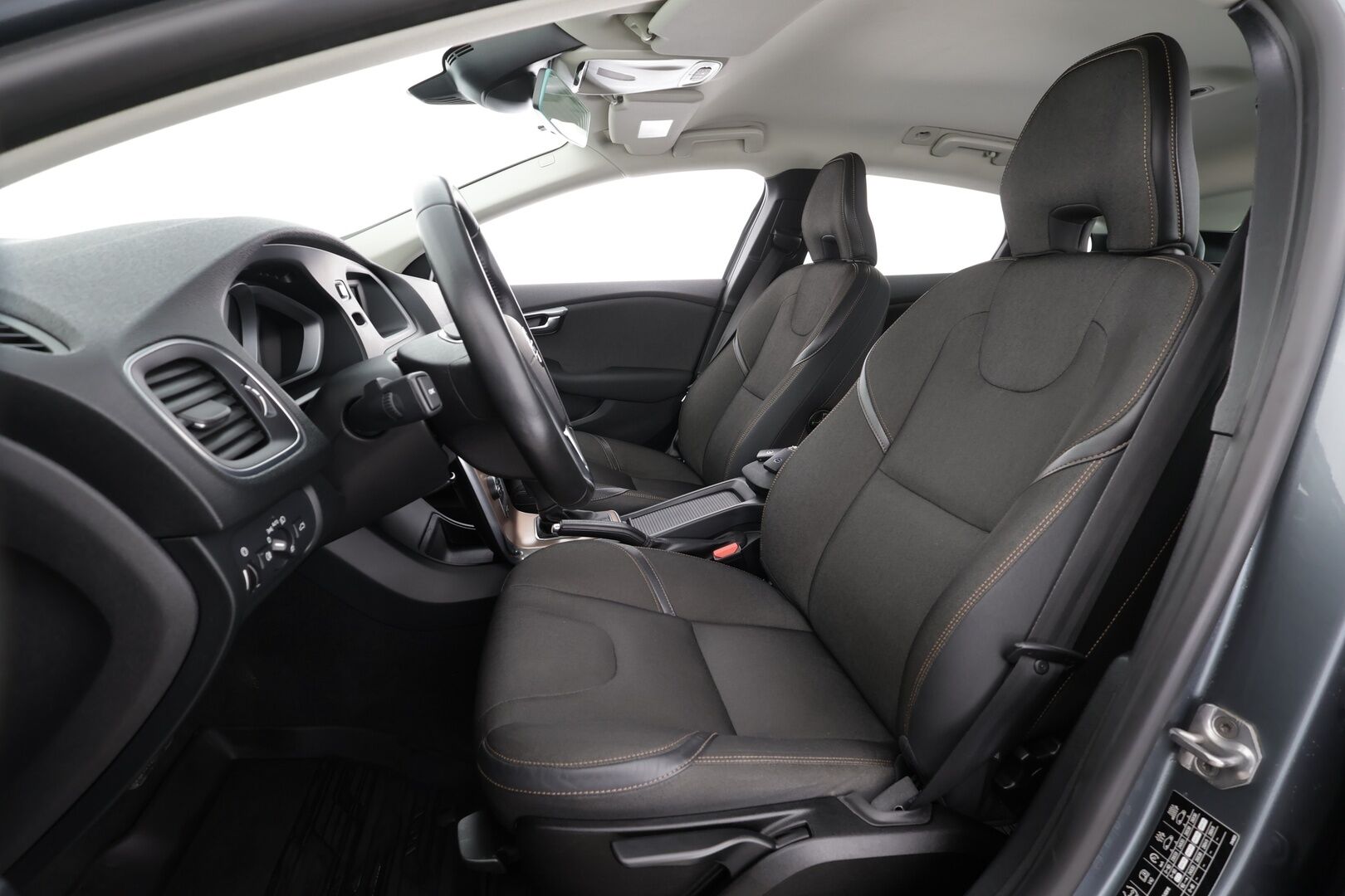 Volvo V40 Cross Country 2016 T3 Business aut * Suomi-auto / Vakkari / Webasto / P.tutka / Koukku / Puolinahat * - Kahdet renkaat Volvon aluvanteilla