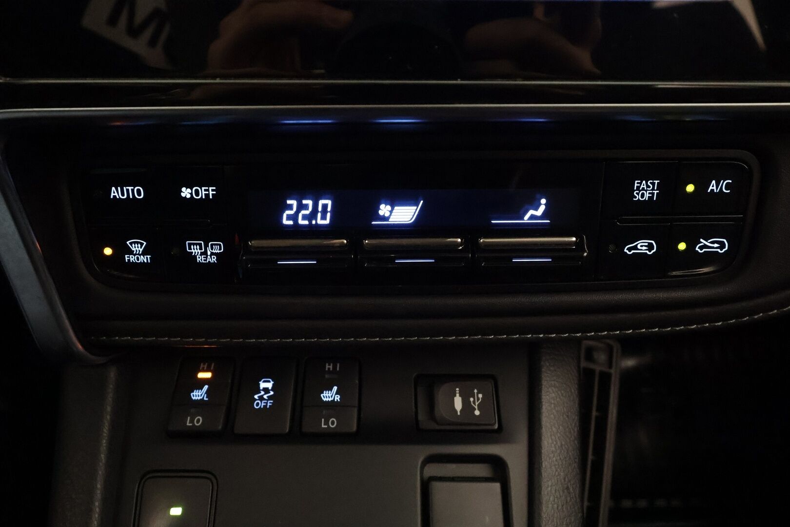 Toyota Auris 2016 Touring Sports 1,8 Hybrid Style * Lasikatto / LED / P.Kamera / Navi / Vakkari / Sisätilanlämmitin * - Suomi-auto / Kahdet renkaat aluvanteilla 