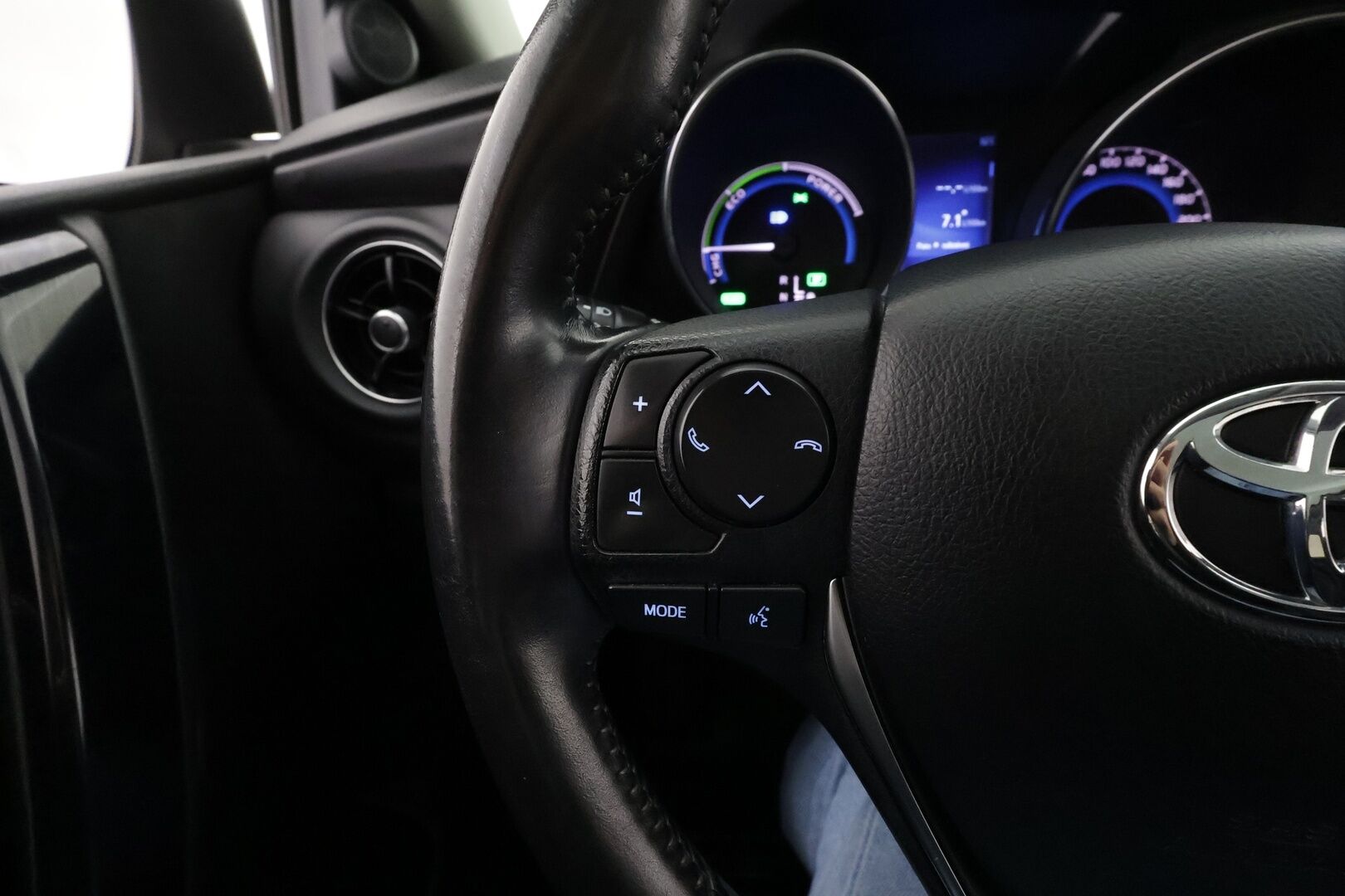 Toyota Auris 2016 Touring Sports 1,8 Hybrid Style * Lasikatto / LED / P.Kamera / Navi / Vakkari / Sisätilanlämmitin * - Suomi-auto / Kahdet renkaat aluvanteilla 