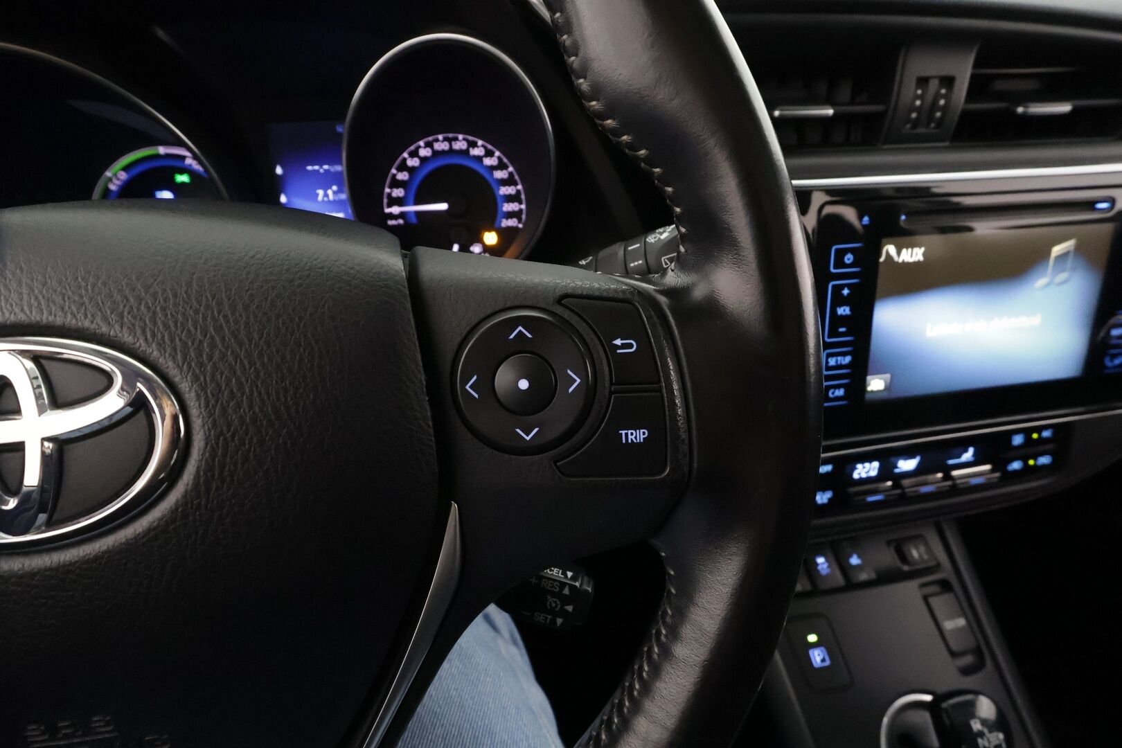 Toyota Auris 2016 Touring Sports 1,8 Hybrid Style * Lasikatto / LED / P.Kamera / Navi / Vakkari / Sisätilanlämmitin * - Suomi-auto / Kahdet renkaat aluvanteilla 