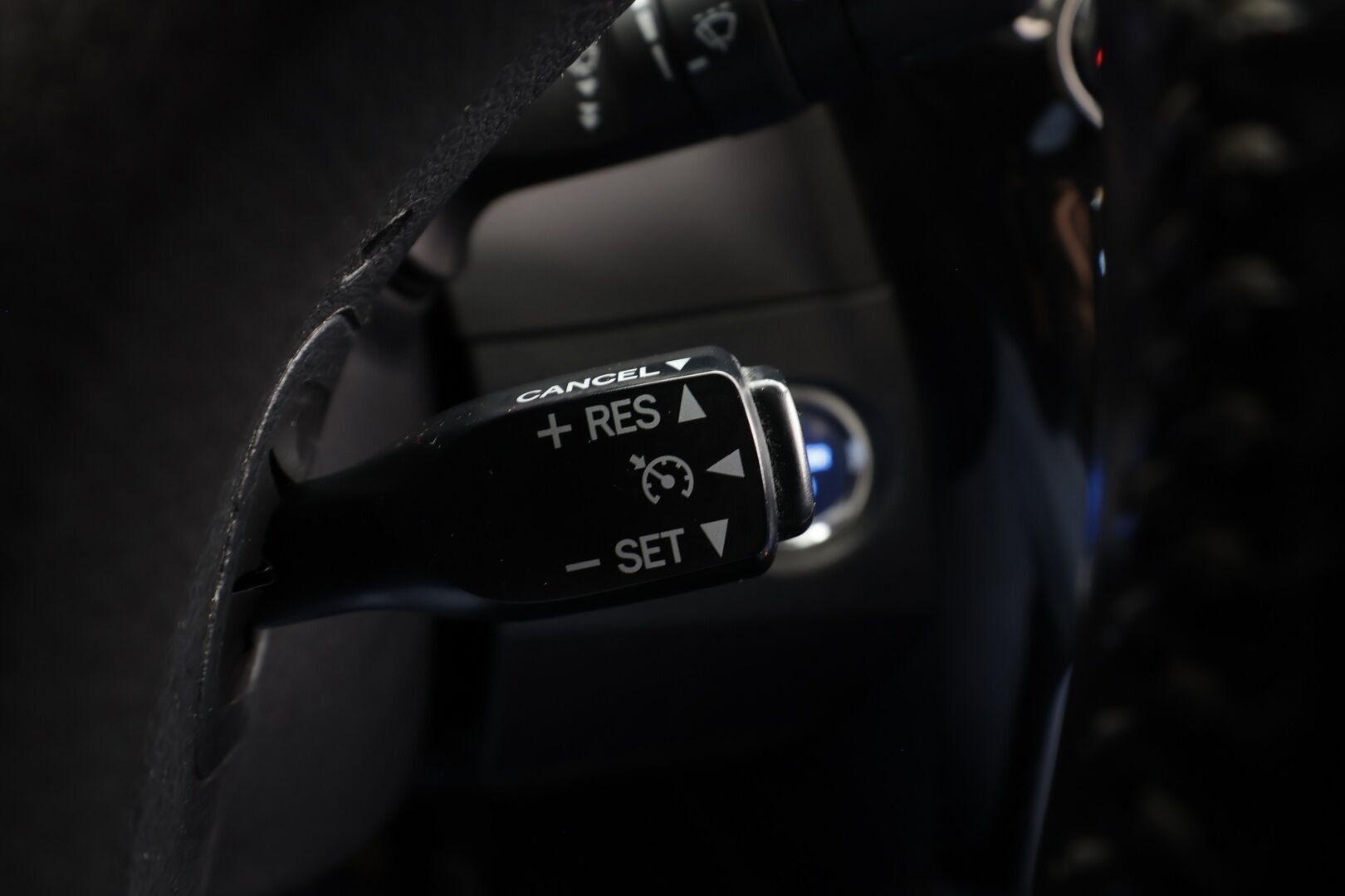 Toyota Auris 2016 Touring Sports 1,8 Hybrid Style * Lasikatto / LED / P.Kamera / Navi / Vakkari / Sisätilanlämmitin * - Suomi-auto / Kahdet renkaat aluvanteilla 