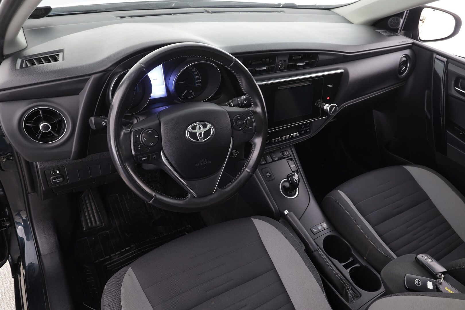 Toyota Auris 2016 Touring Sports 1,8 Hybrid Style * Lasikatto / LED / P.Kamera / Navi / Vakkari / Sisätilanlämmitin * - Suomi-auto / Kahdet renkaat aluvanteilla 