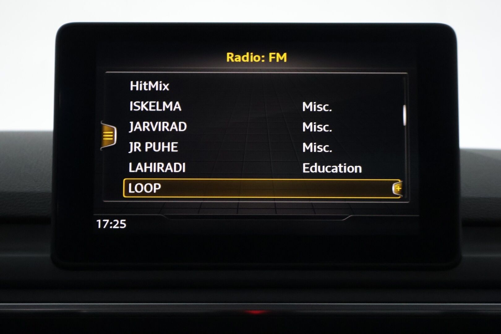 Audi A4 2017 Avant Land of quattro Sport Edition 2,0 TDI 140 kW S tronic / PA-lisälämmitin / Koukku / Sporttipenkit / Matrix LED - *Nahka-alcantara sisusta / Suomi-auto / Tutkat / 2x renkaat aluvanteilla / Vakkari*