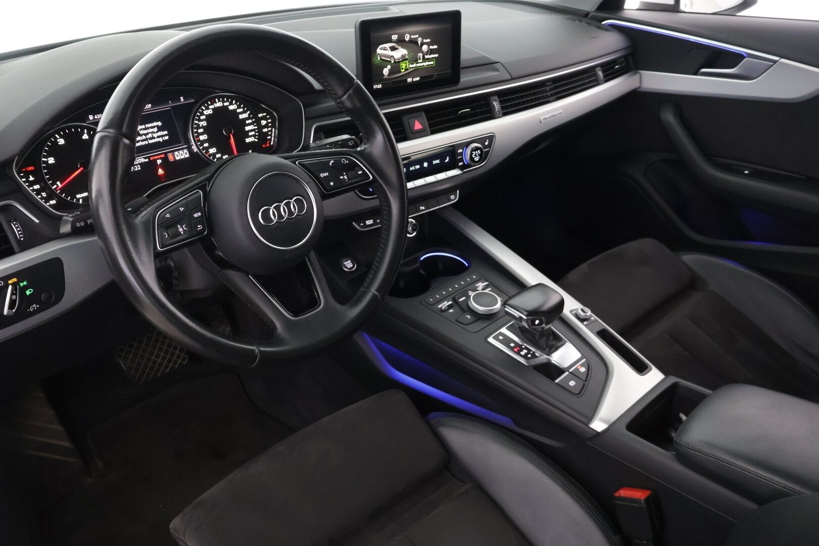 Audi A4 2017 Avant Land of quattro Sport Edition 2,0 TDI 140 kW S tronic / PA-lisälämmitin / Koukku / Sporttipenkit / Matrix LED - *Nahka-alcantara sisusta / Suomi-auto / Tutkat / 2x renkaat aluvanteilla / Vakkari*